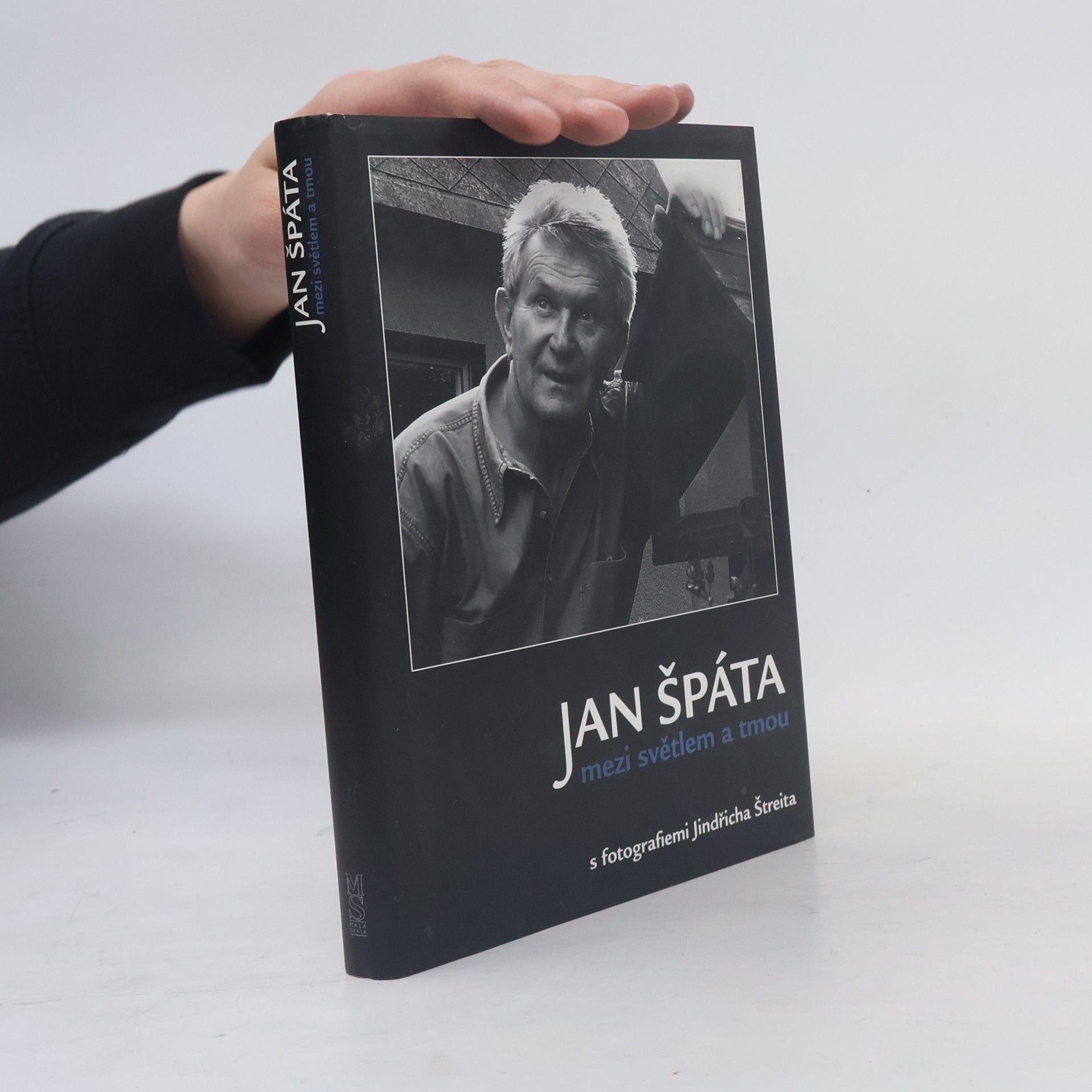 Jan Špáta Jan Špáta mezi světlem a tmou: Sloupky a fejetony s fotografiemi Jindřicha Štreita