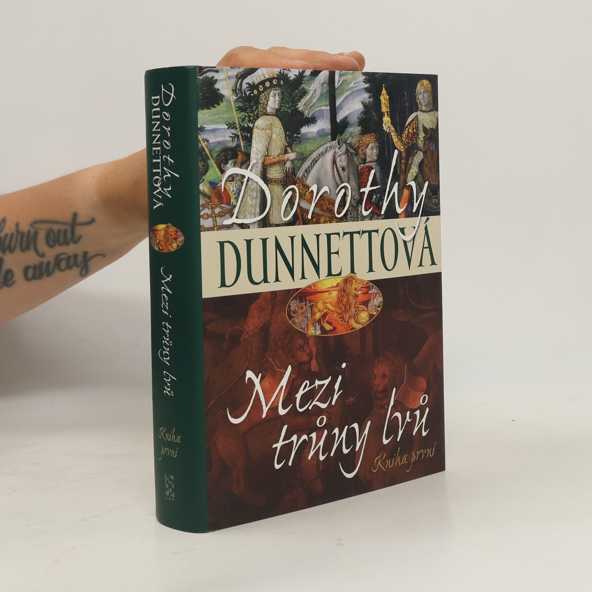 Dorothy Dunnett Mezi trůny lvů. Kniha první