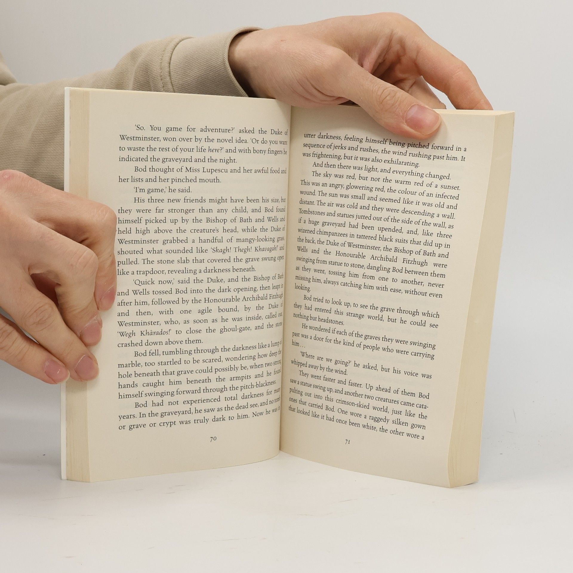 Neil Gaiman The graveyard book