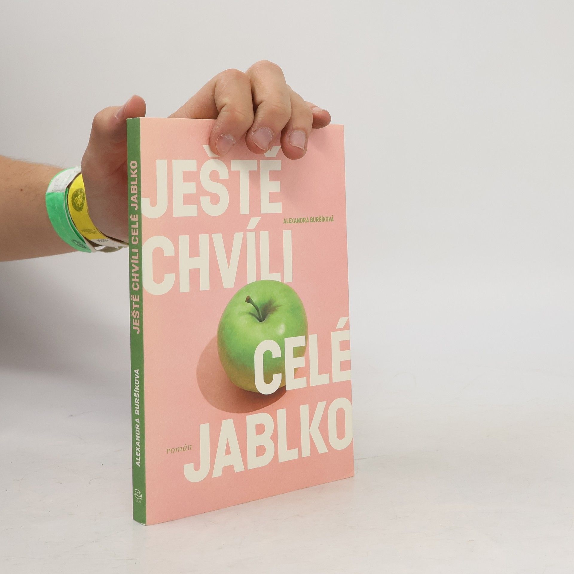 Ještě chvíli celé jablko
