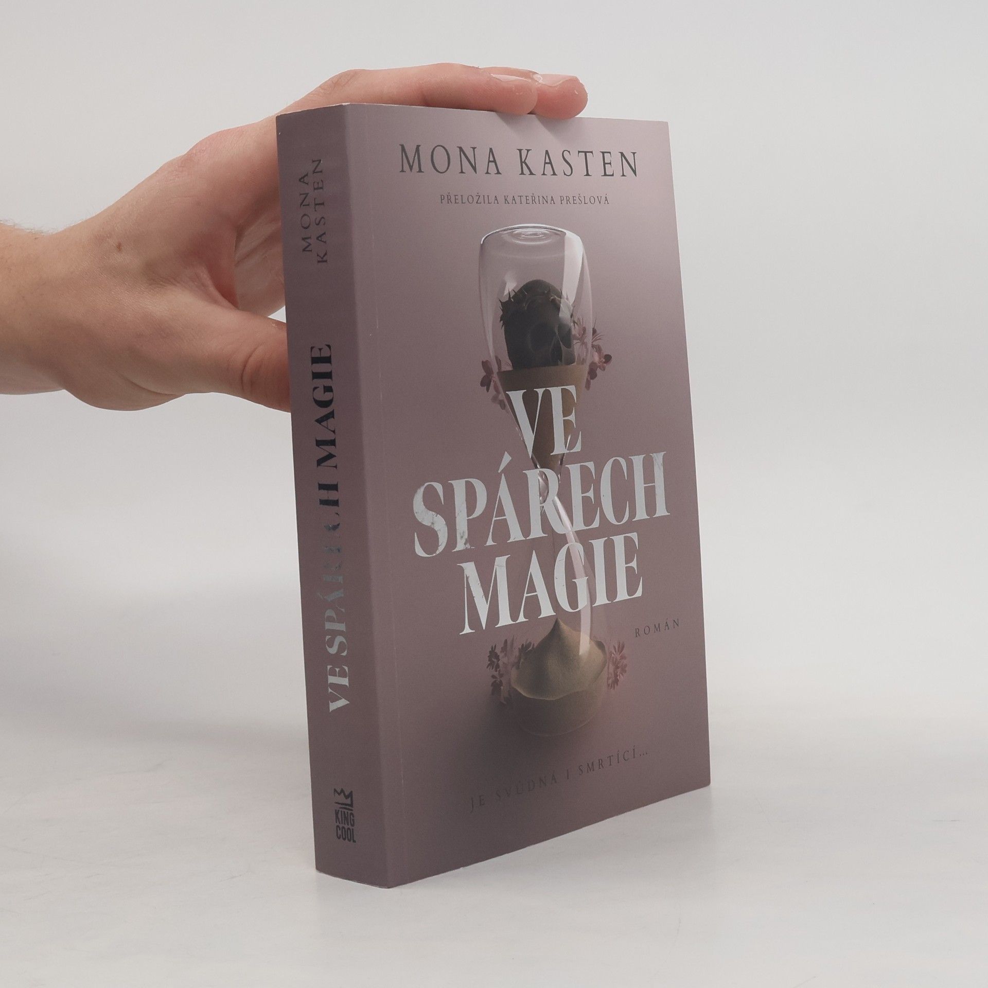 Mona Kasten Ve spárech magie