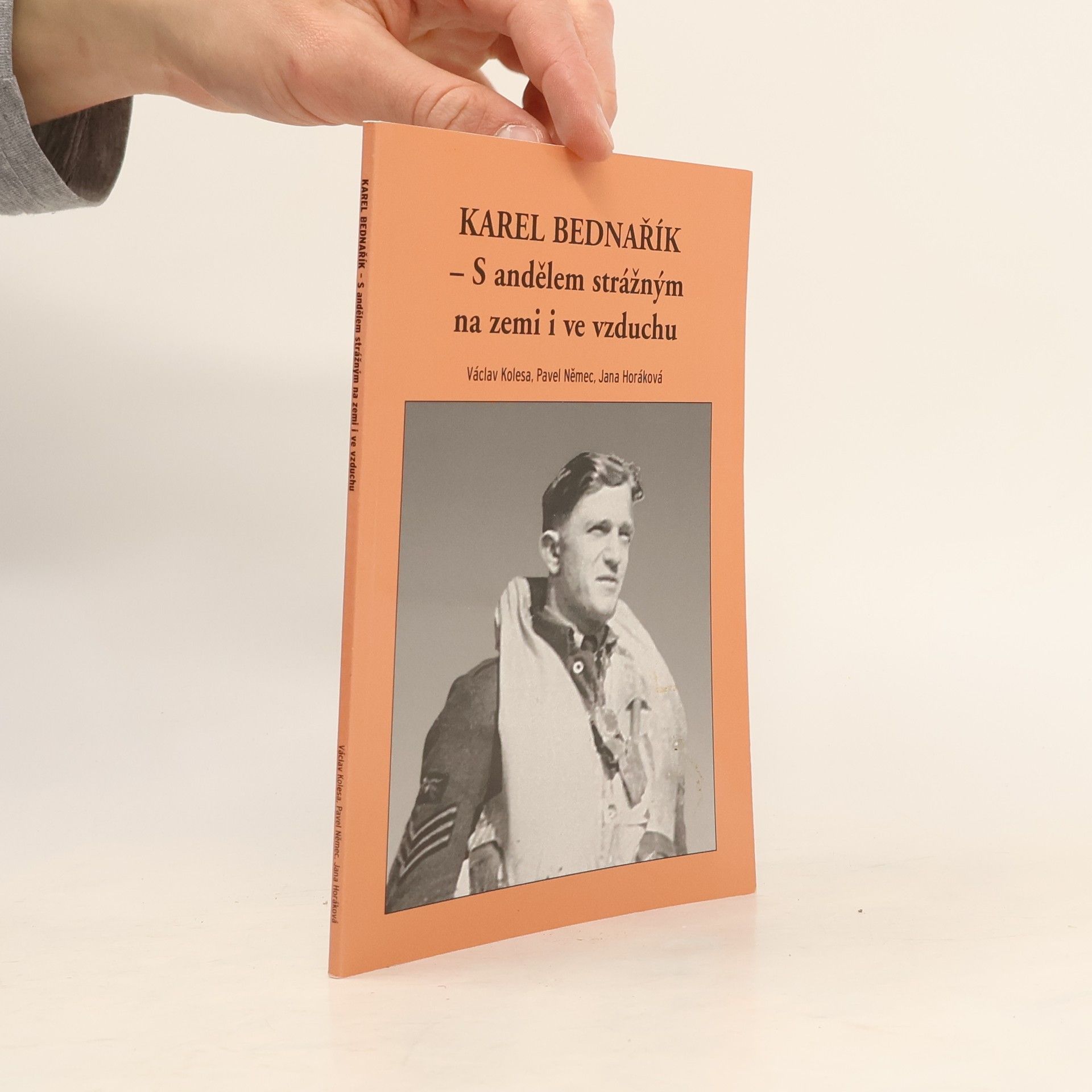Karel Bednařík - s andělem strážným na zemi i ve vzduchu