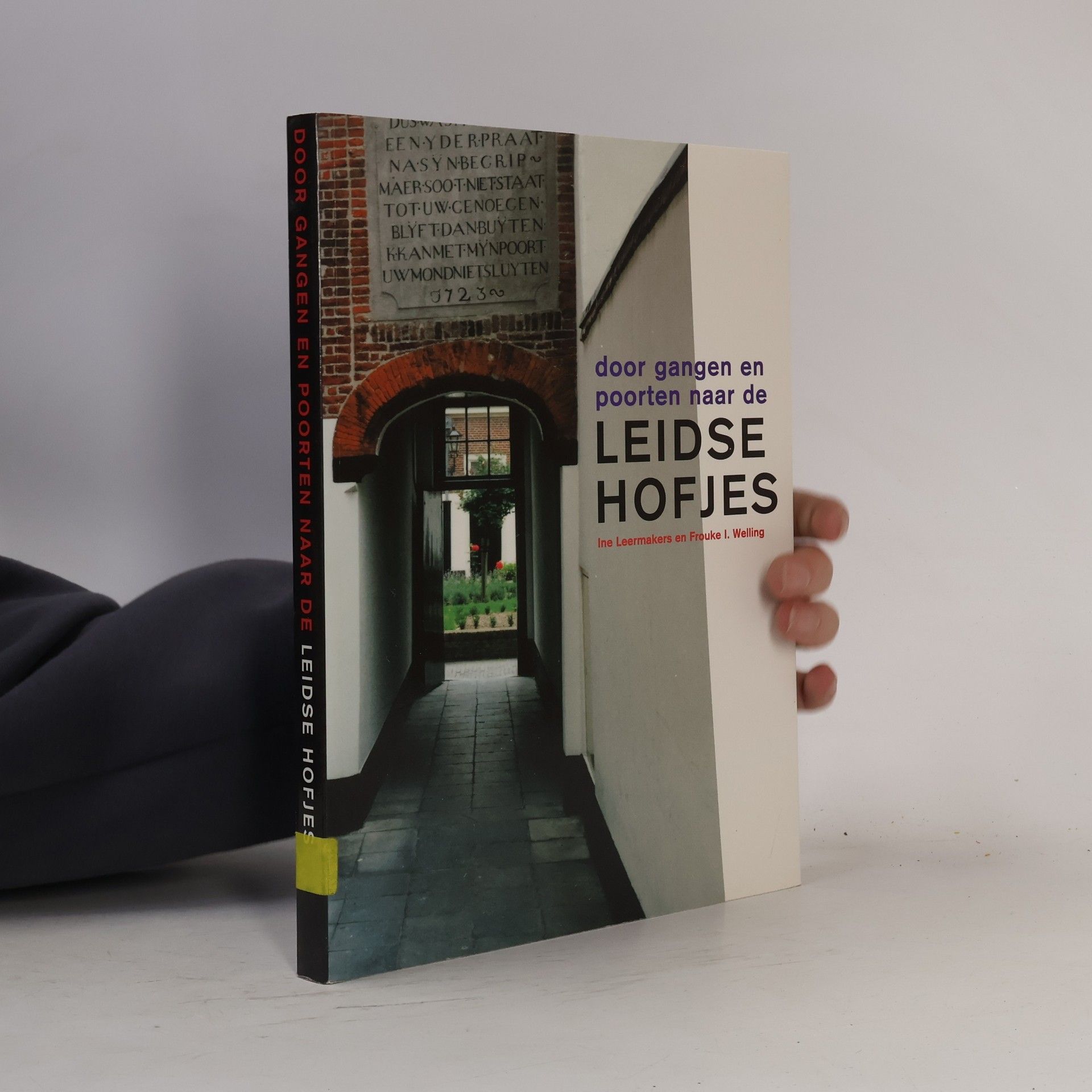 Frauke I. Welling Door gangen en poorten naar de Leidse hofjes