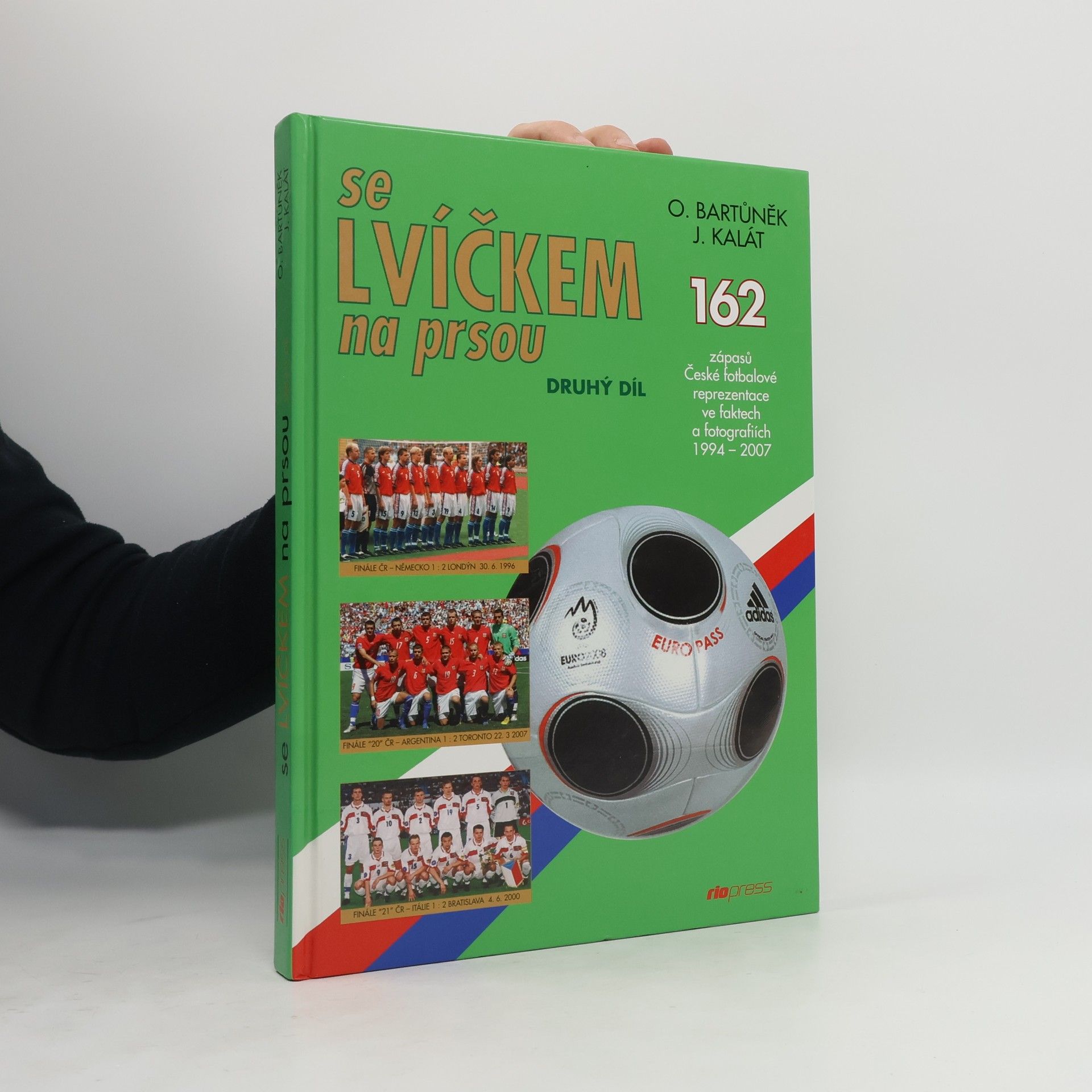 Se lvíčkem na prsou 2: 162 zápasů české fotbalové reprezentace ve faktech a fotografiích