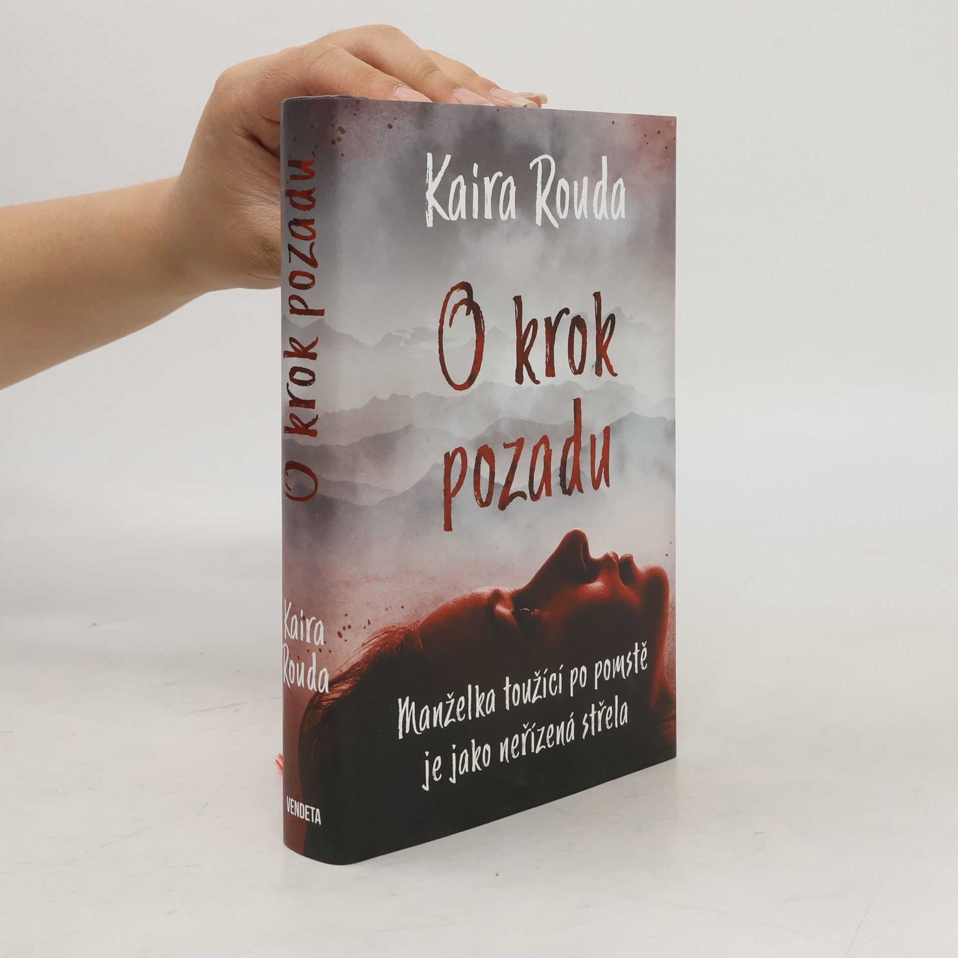 Kaira Rouda O krok pozadu