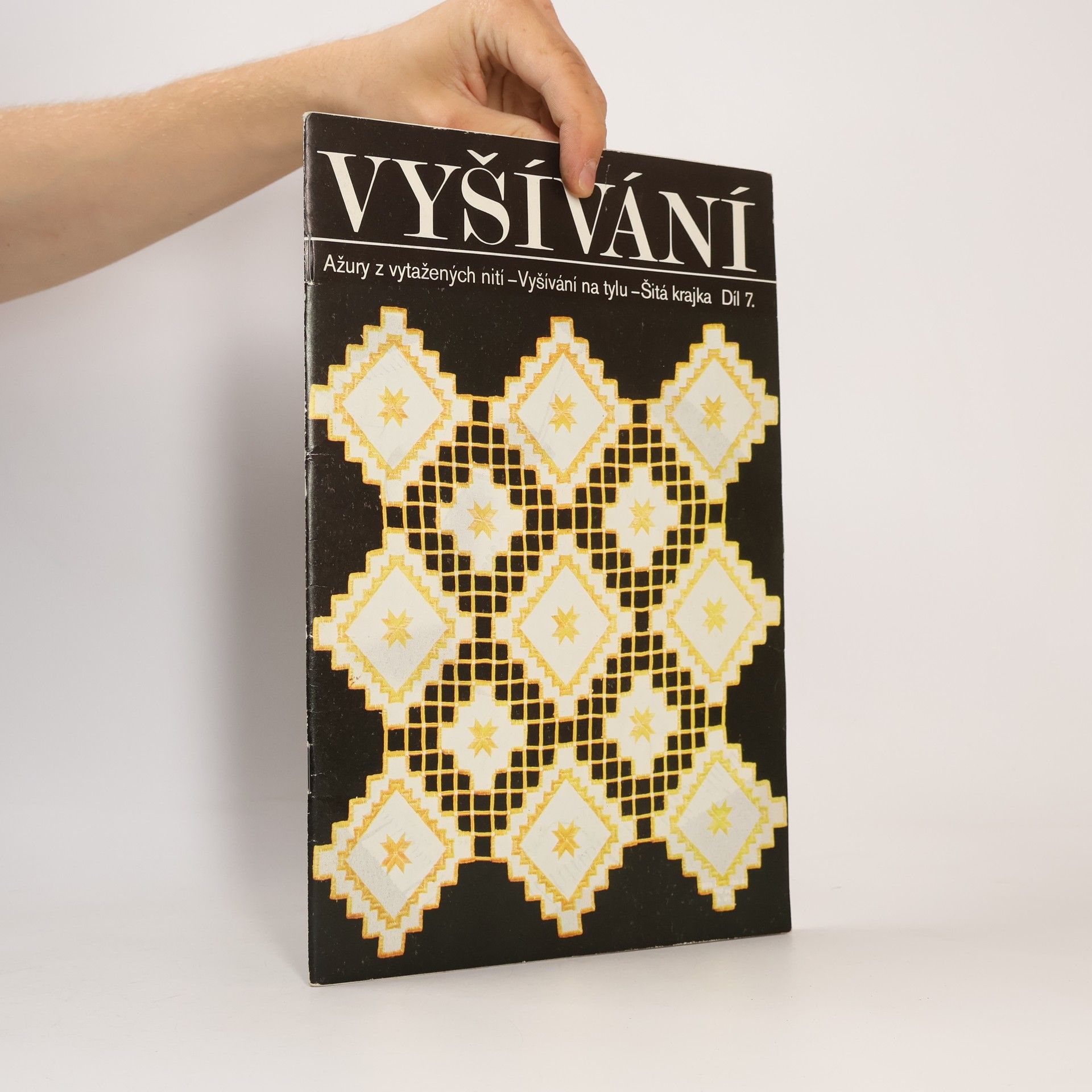 Marie Benešová Vyšívání 7. Ažury z vytažených nití. Vyšívání na tylu. Šitá krajka