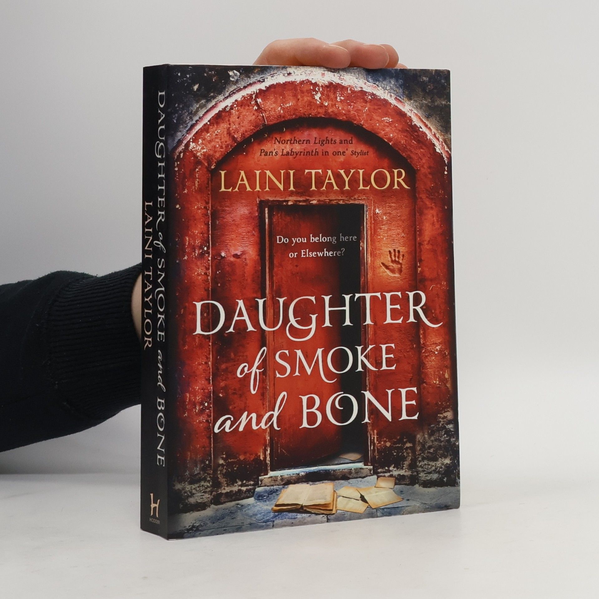 Laini Taylorová Daughter of Smoke and Bone