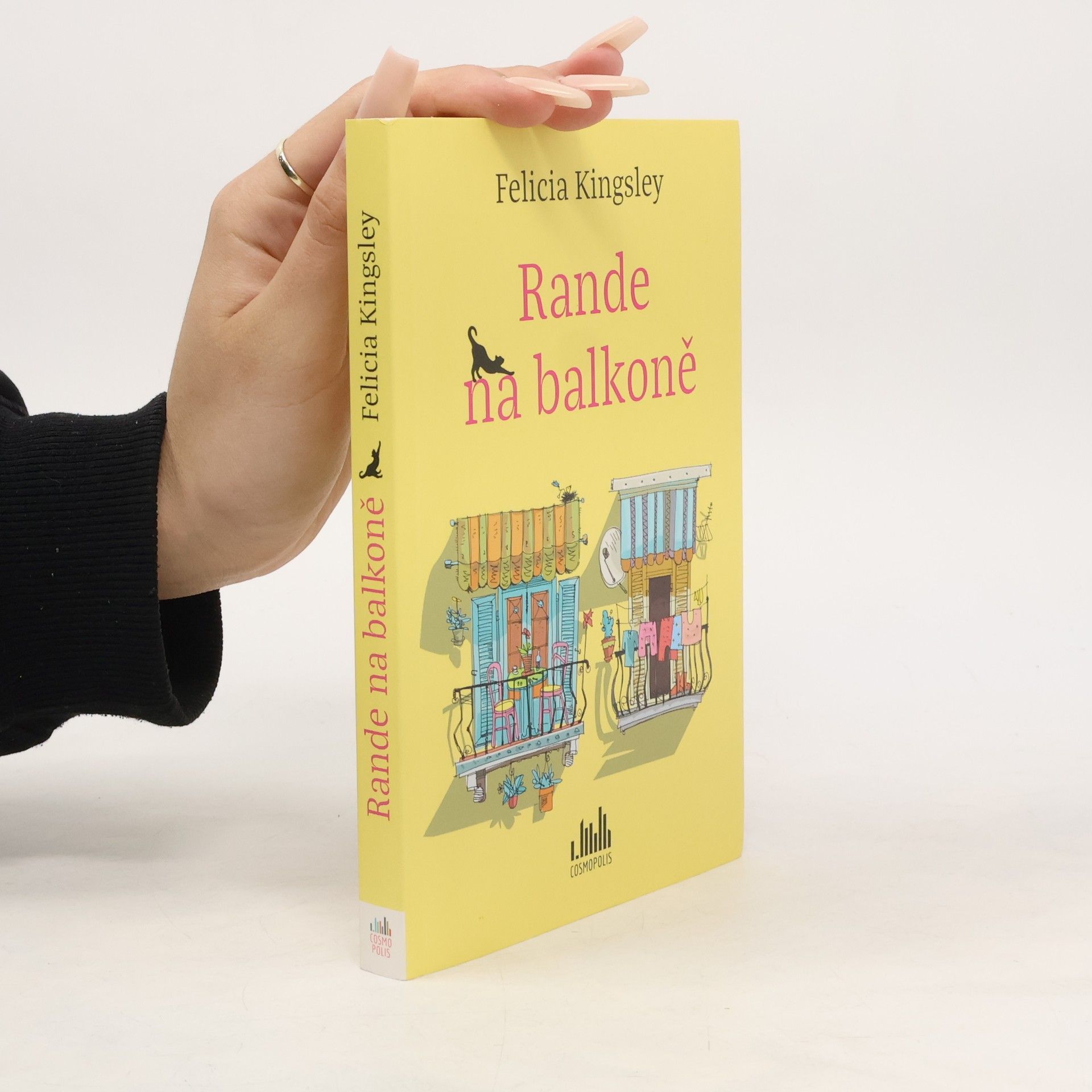 Felicia Kingsley Rande na balkoně