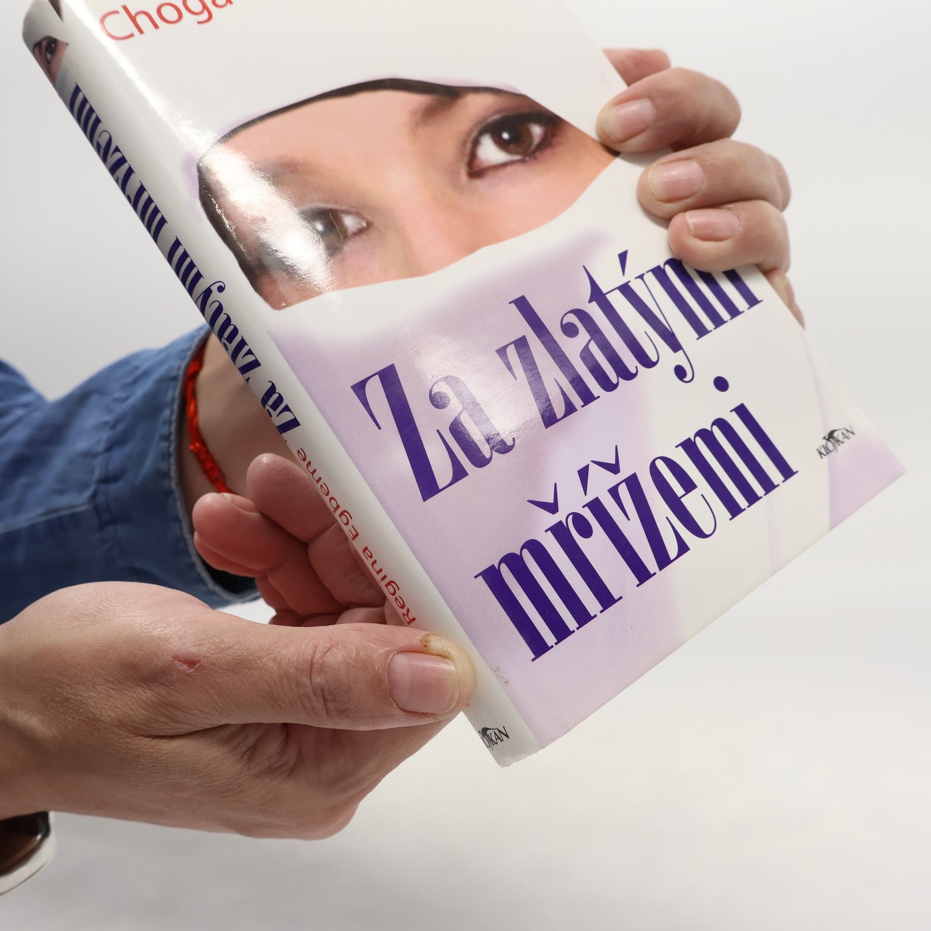 Choga Regina Egbeme Za zlatými mřížemi