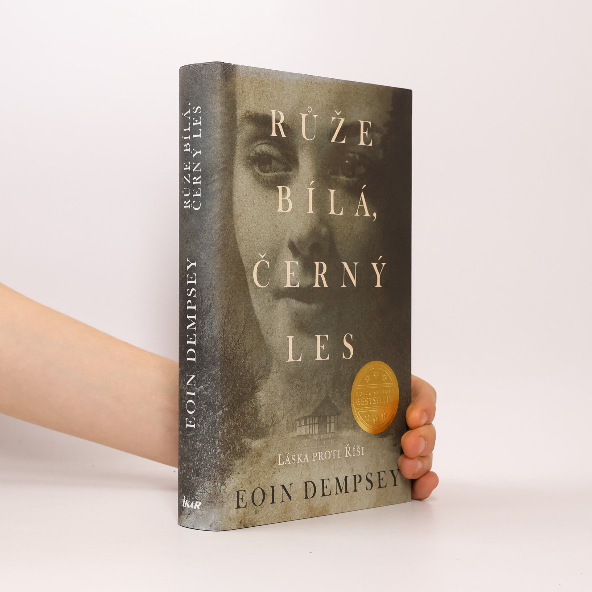Eoin Dempsey Růže bílá, černý les