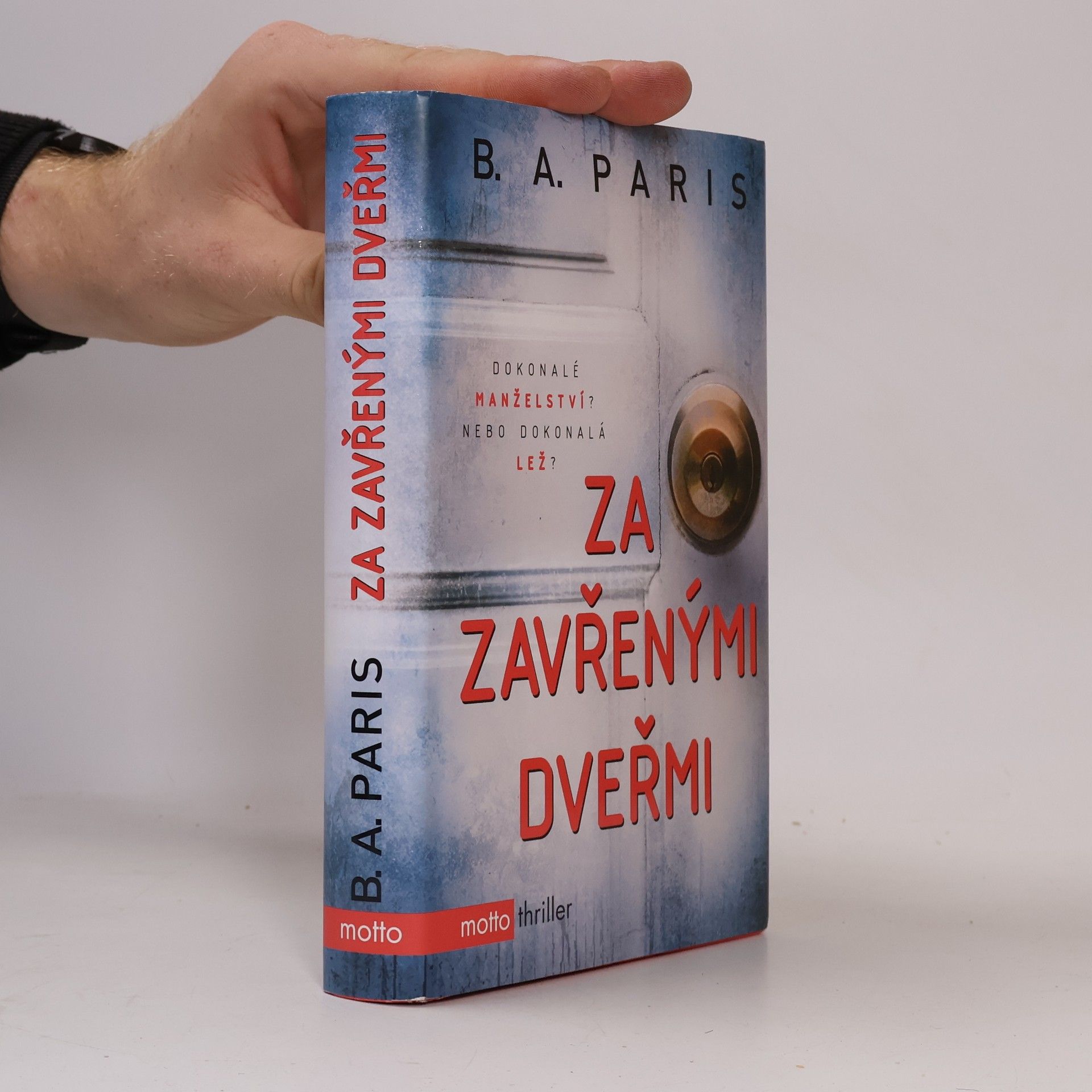 B. A. Paris Za zavřenými dveřmi
