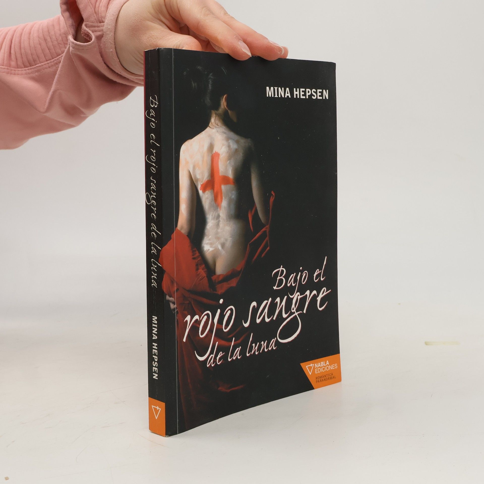Mina Hepsen Bajo el rojo sangre de la luna