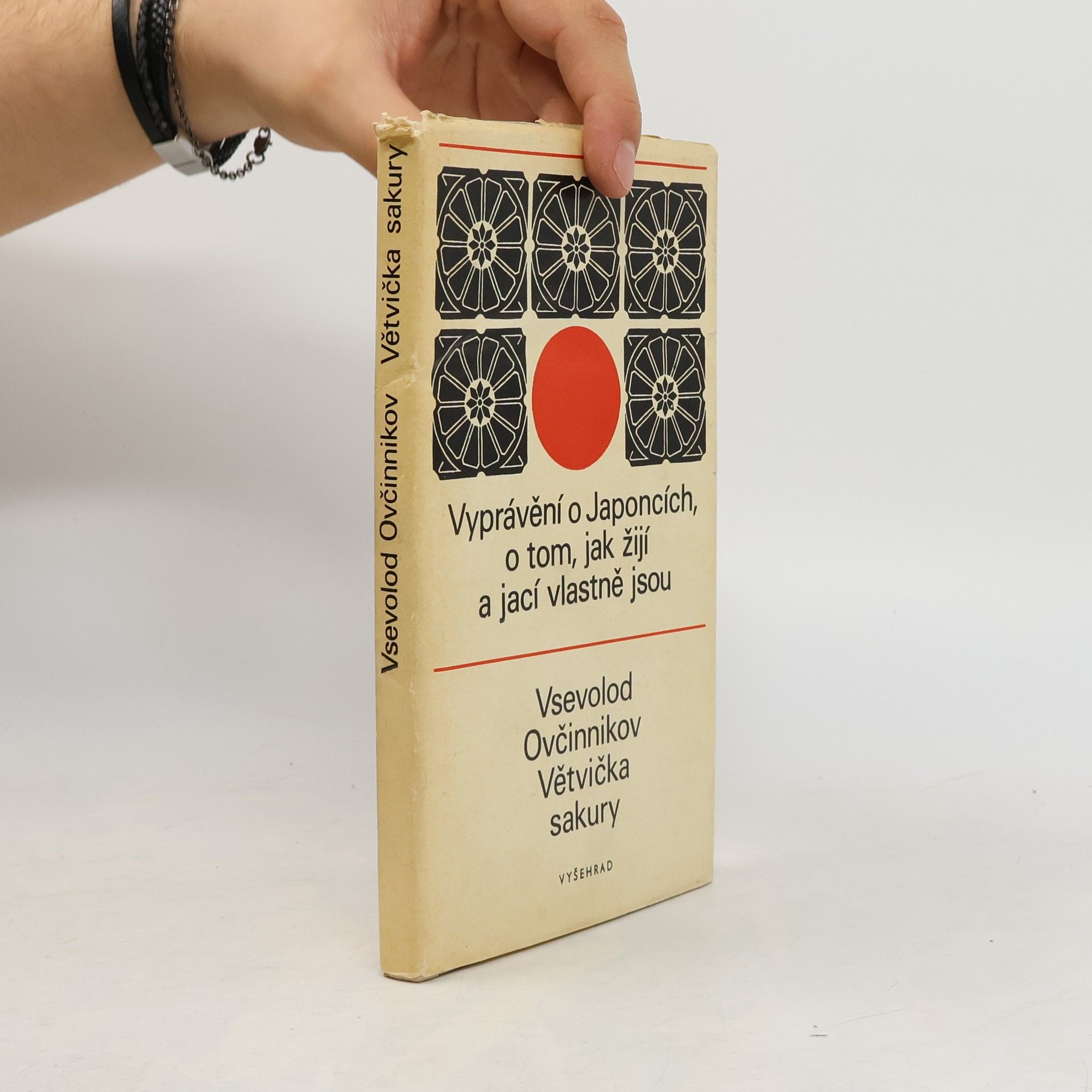 Vsevolod Vladimirovič Ovčinnikov Větvička sakury. Vyprávění o Japoncích, o tom, jak žijí a jací vlastně jsou