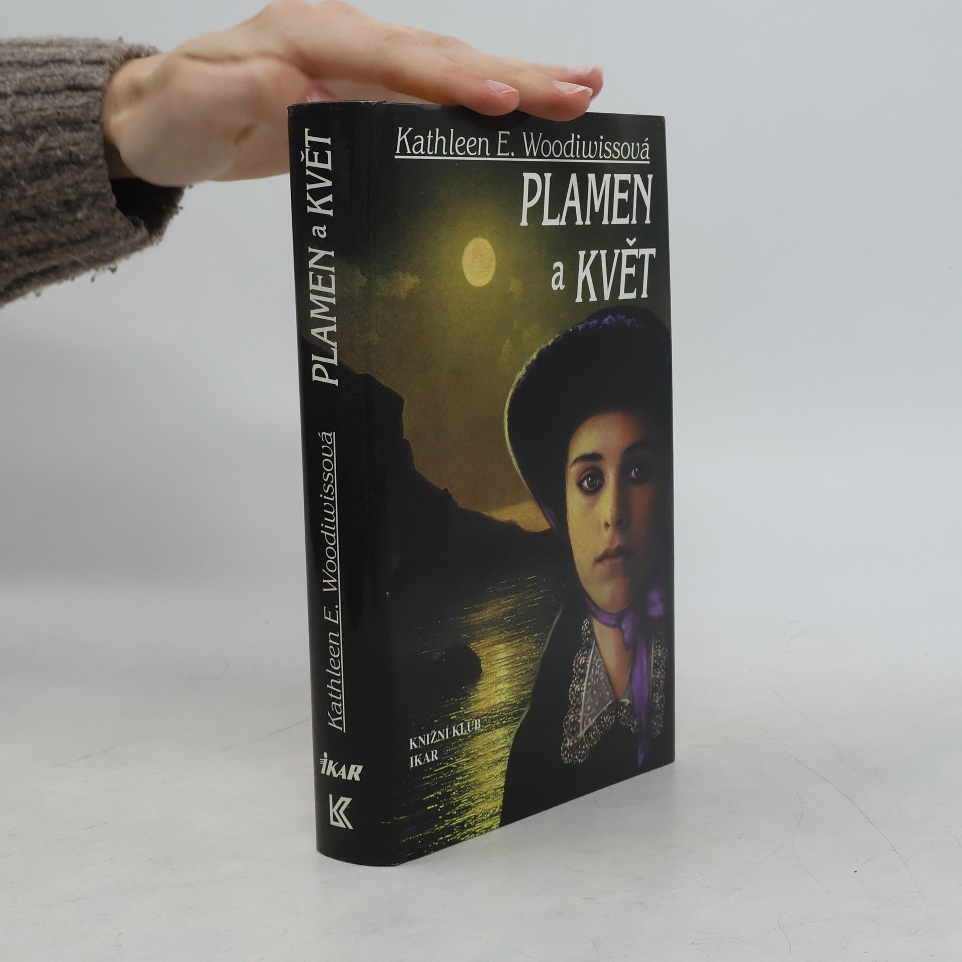 Kathleen E. Woodiwiss Plamen a květ