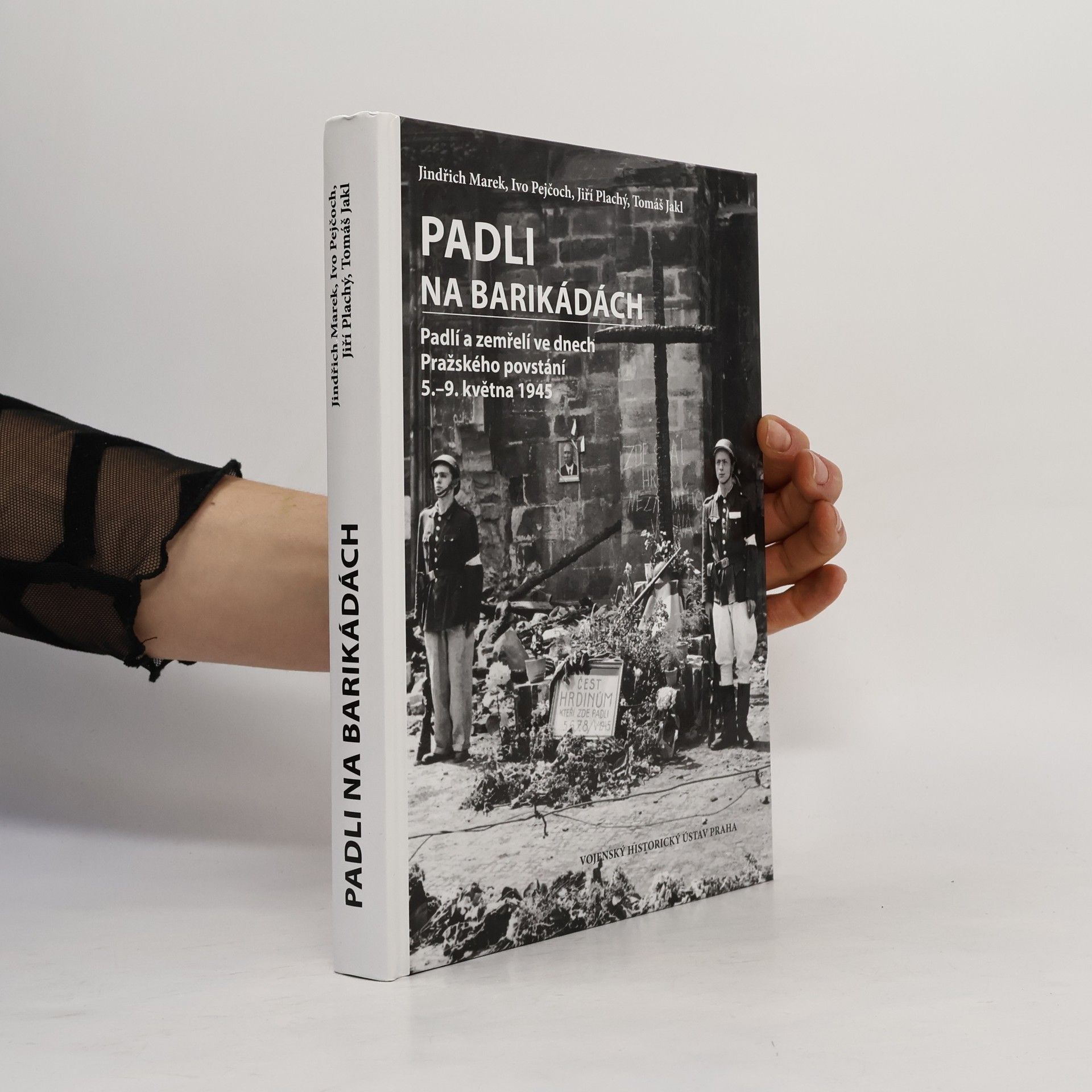 Jiří Plachý Padli na barikádách: Padlí a zemřelí ve dnech Pražského povstání 5.-9. května 1945