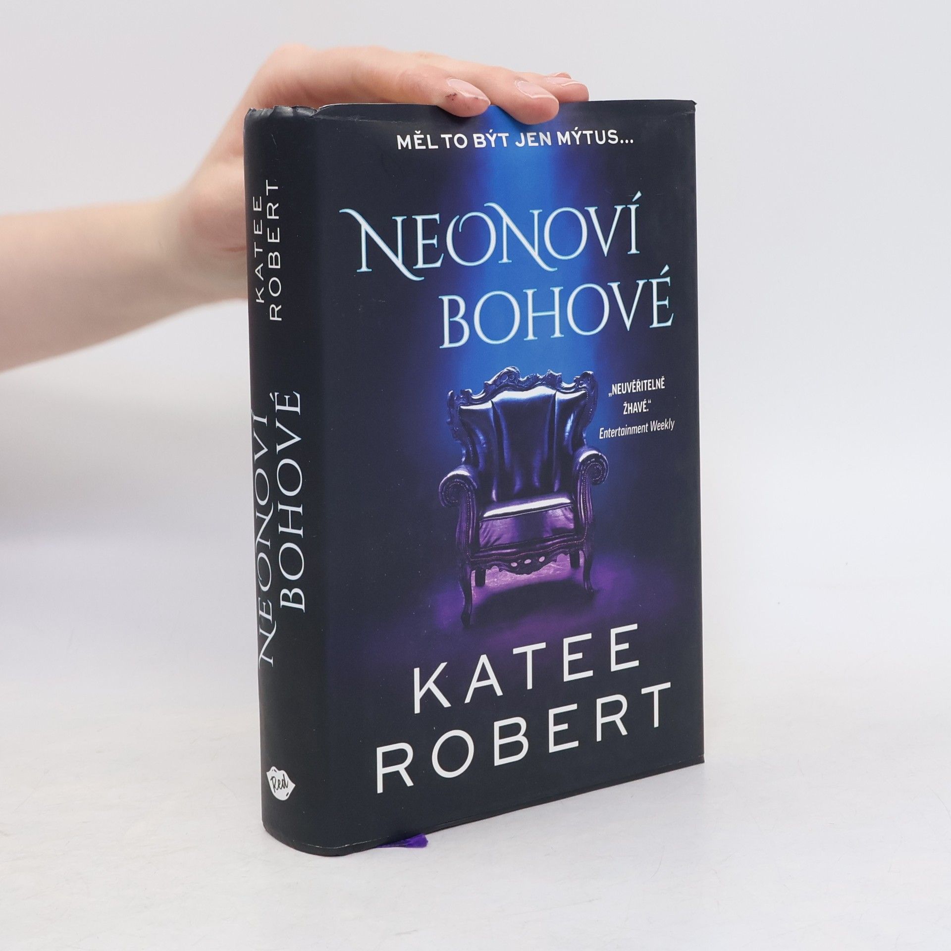 Katee Robert Neonoví bohové