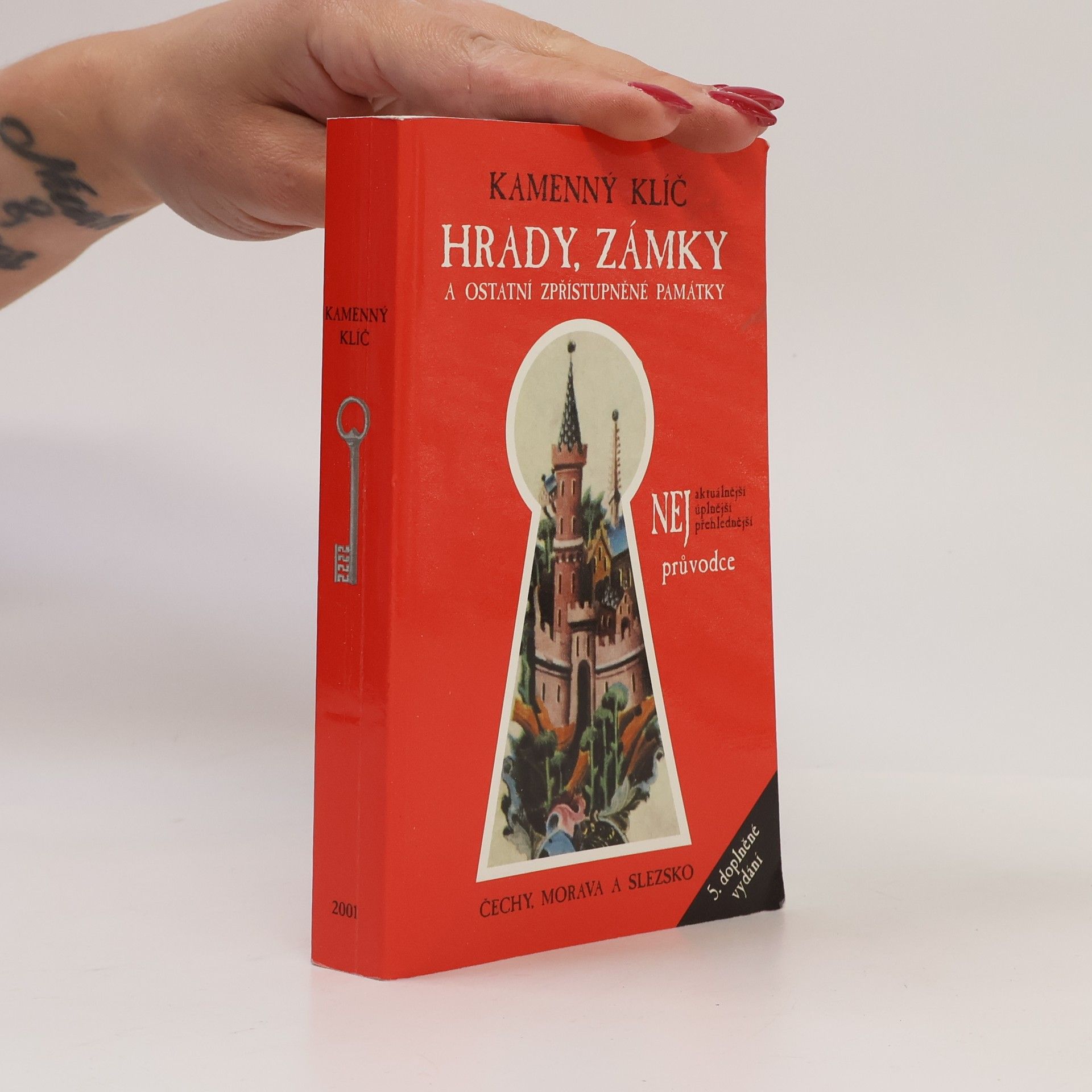 Roman Abušinov Kamenný klíč k 349 hradům, zámkům a ostatním zpřístupněným památkám v České republice