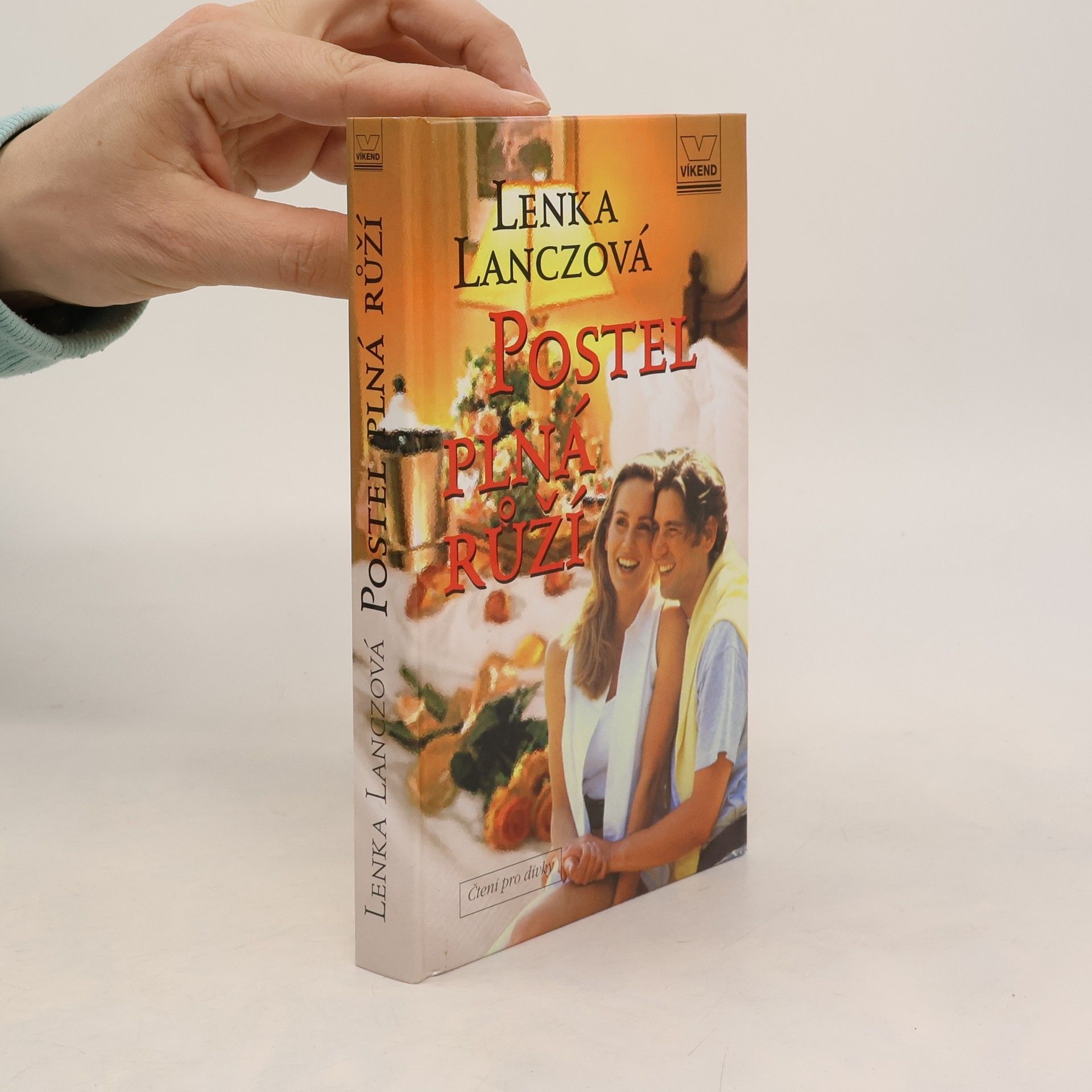 Lenka Lanczová Postel plná růží