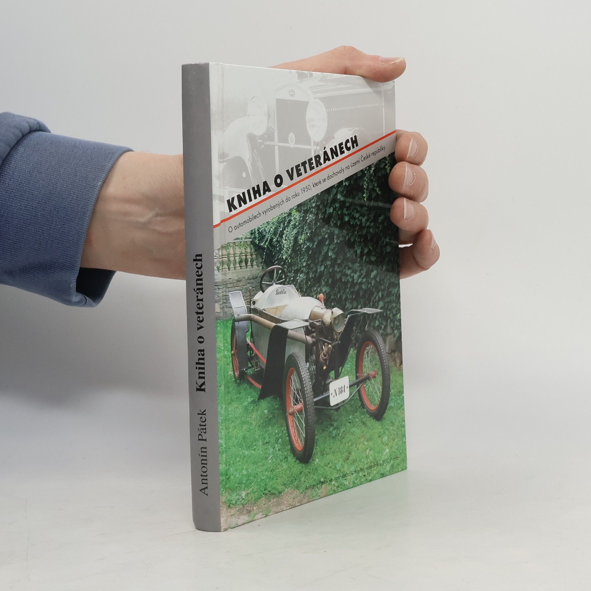 Antonín Pátek Kniha o veteránech. O automobilech vyrobených do roku 1950, které se dochovaly na území České republiky
