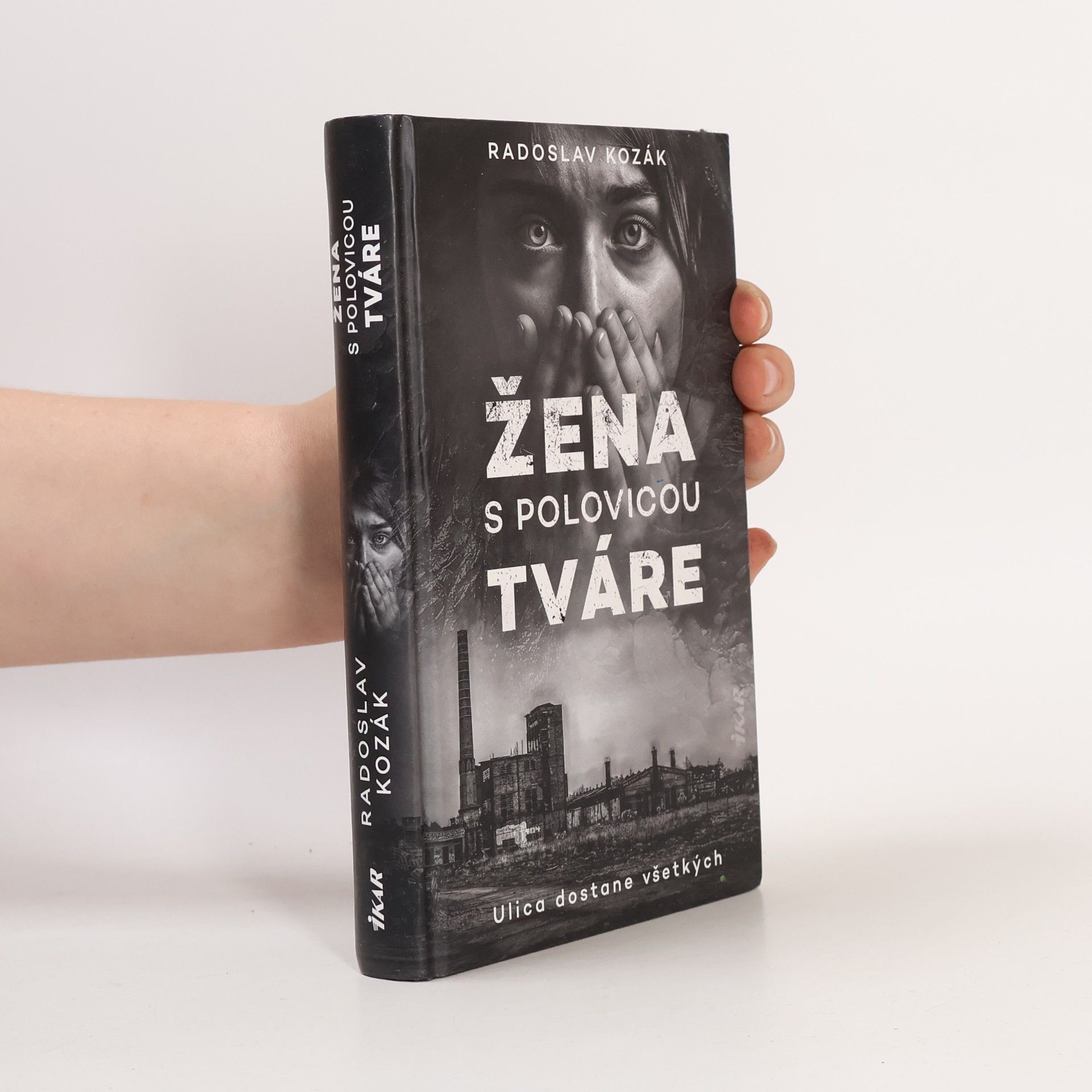 Žena s polovicou tváre
