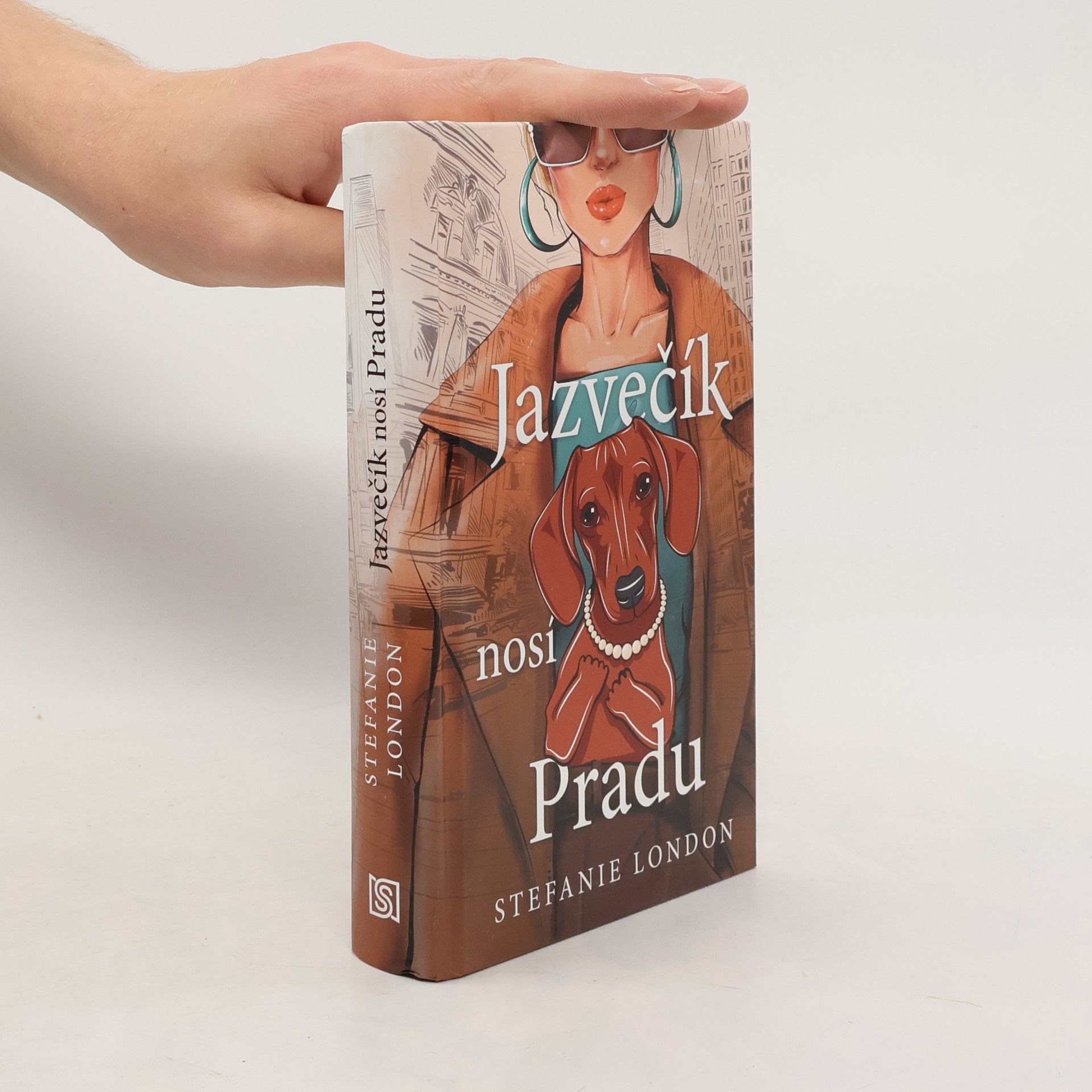 Stefanie London Jazvečík nosí Pradu