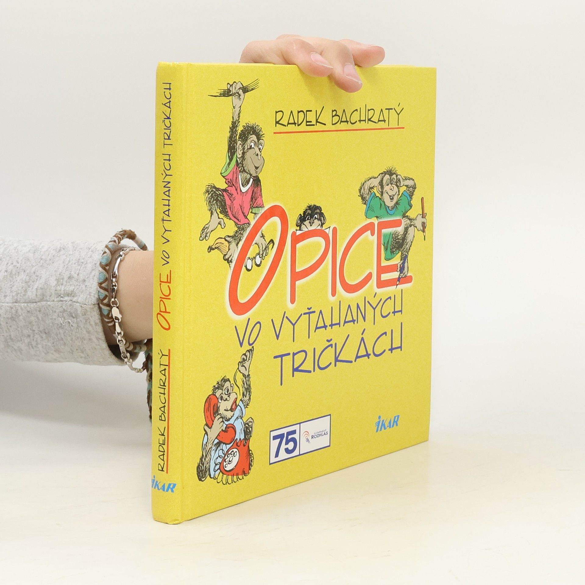 Radek Bachratý Opice vo vyťahaných tričkách