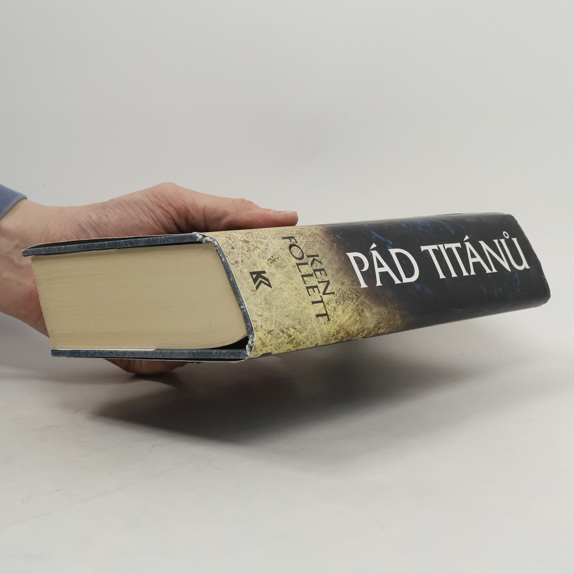 Ken Follett Pád titánů