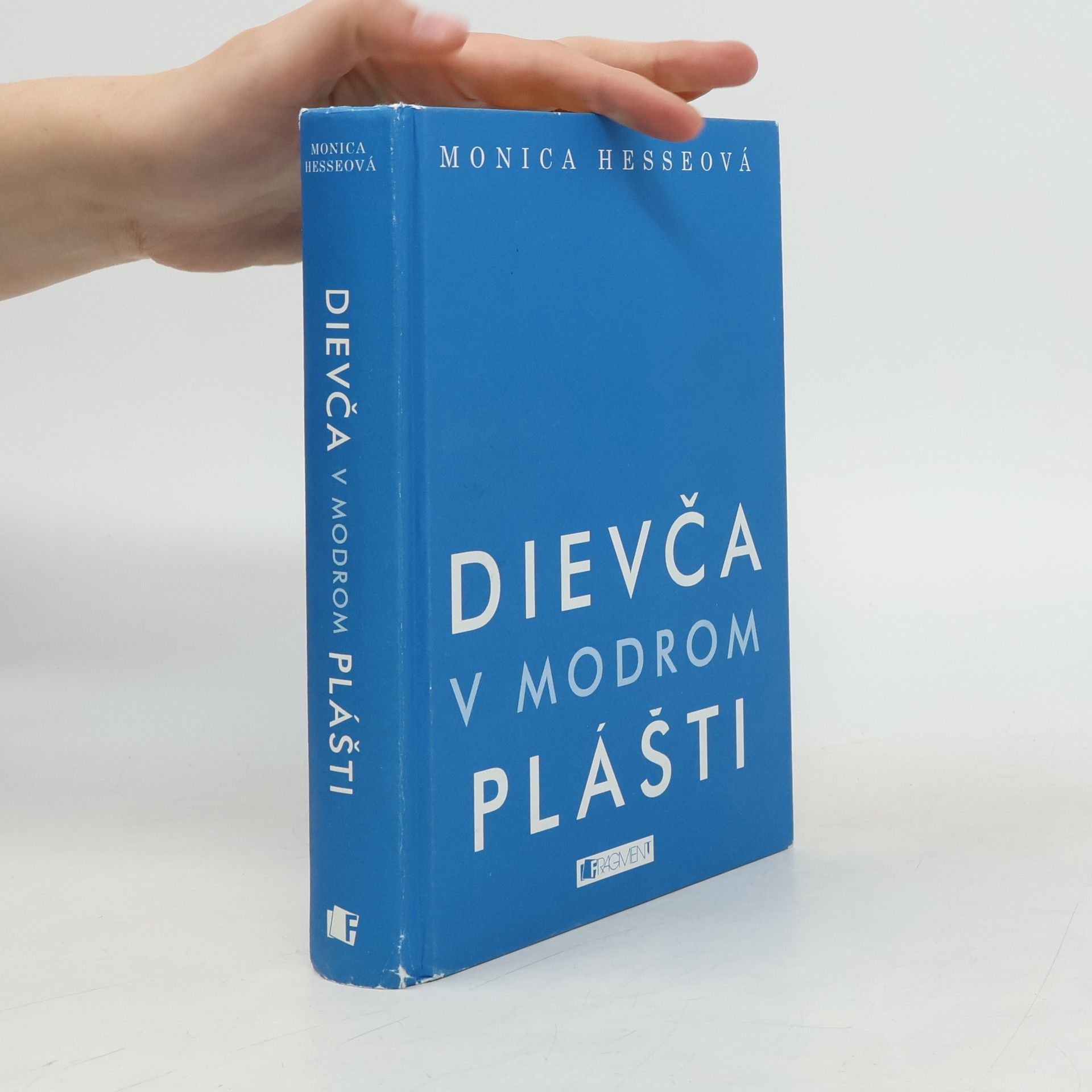 Monica Hesse Dievča v modrom plášti