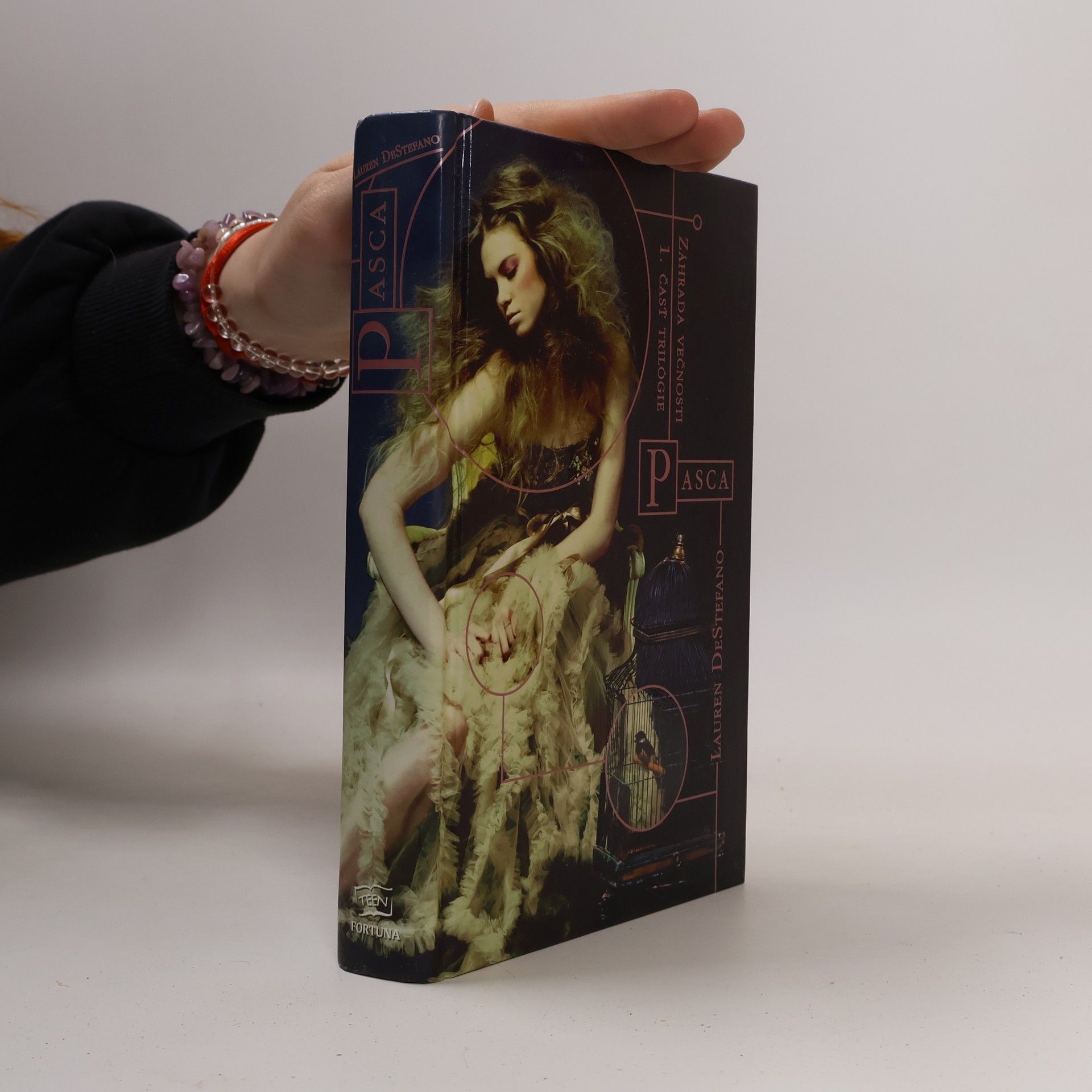 Lauren DeStefano Záhrada večnosti. Pasca