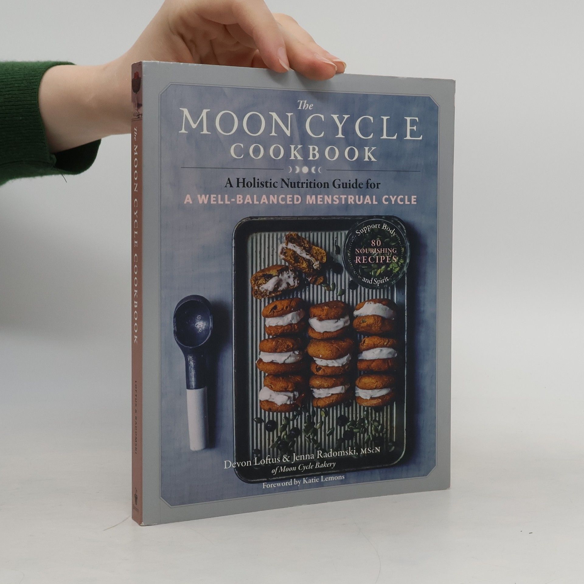 Jenna Radomski Moon Cycle Cookbook: A Holistic Nutrition Guide for a Well-Balanced Menstrual Cycle