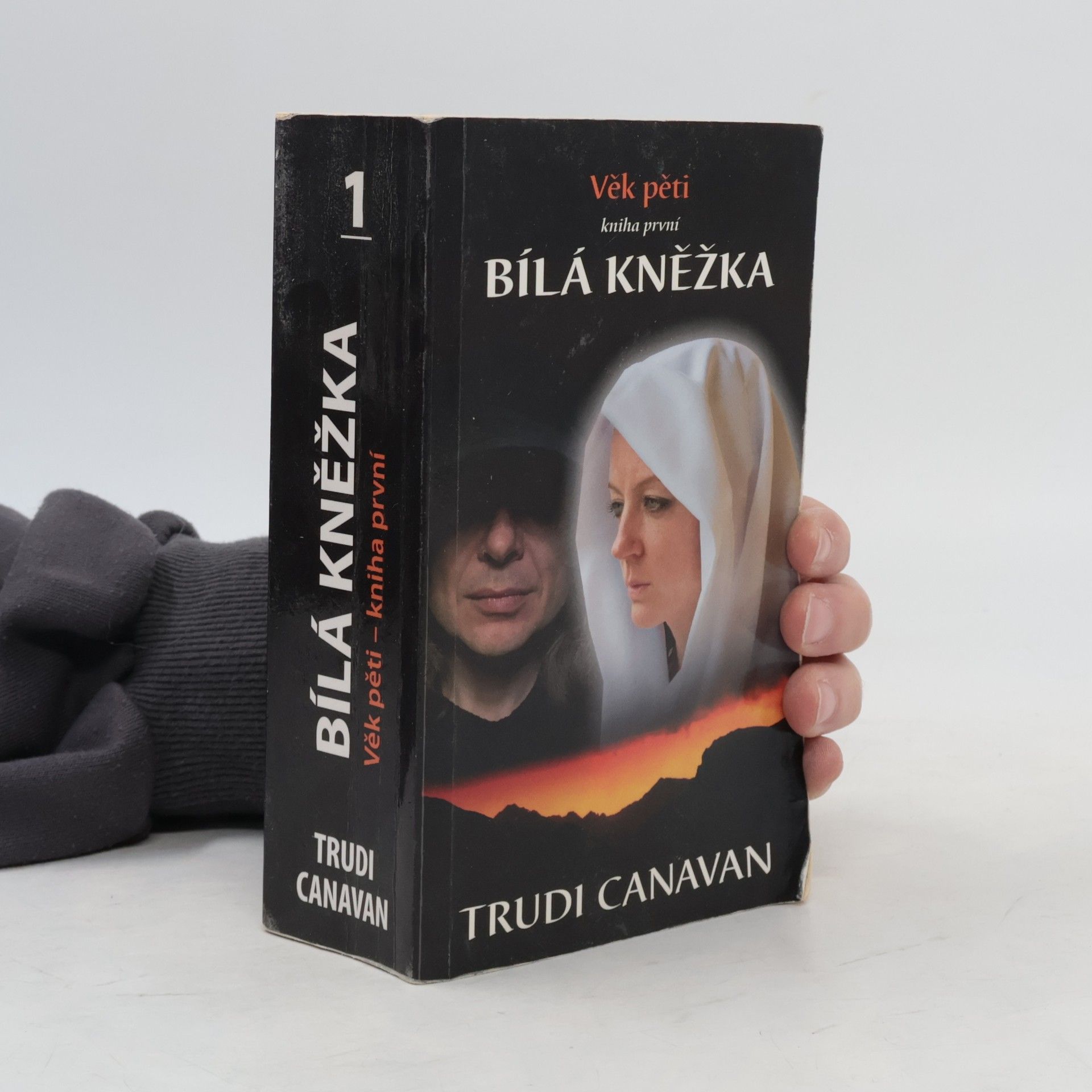 Trudi Canavan Bílá kněžka