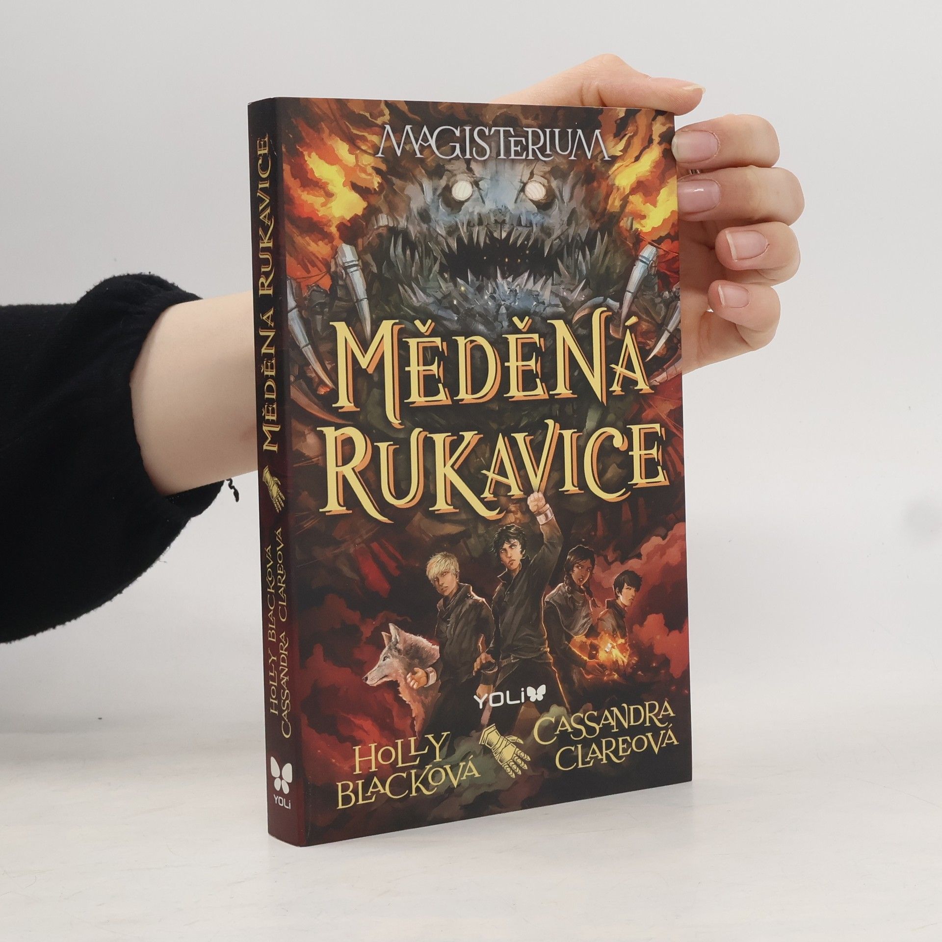 Holly Black Magisterium. Měděná rukavice.