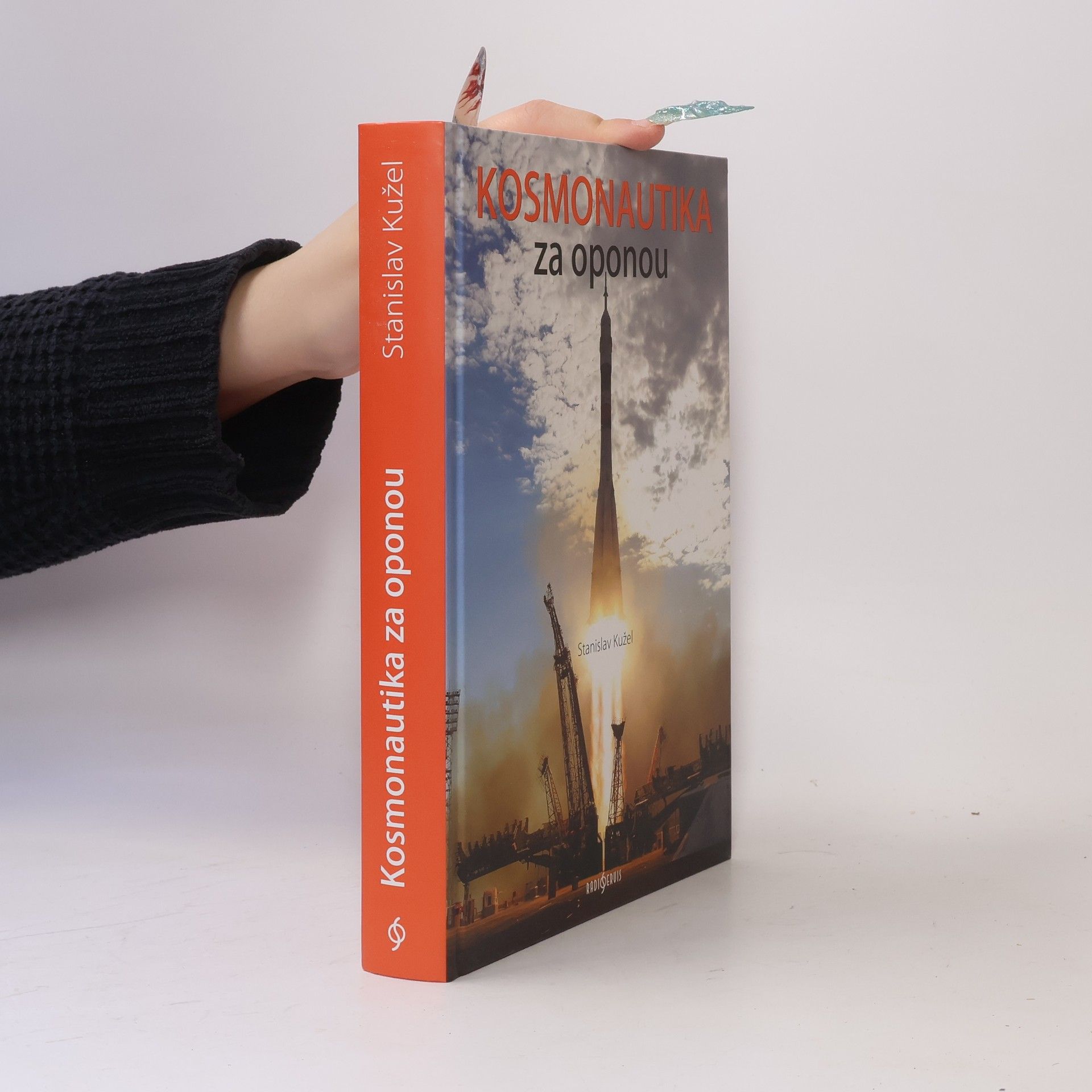 Stanislav Kužel Kosmonautika za oponou