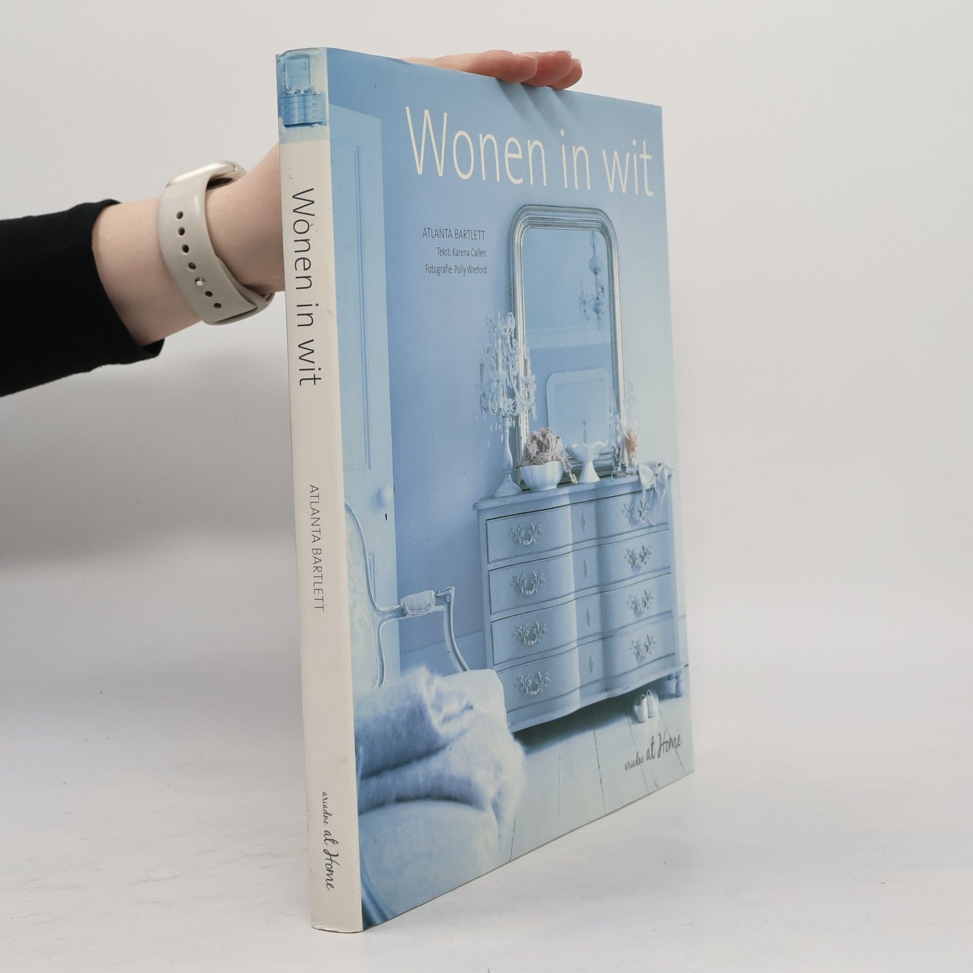 Karena Callen Wonen in wit