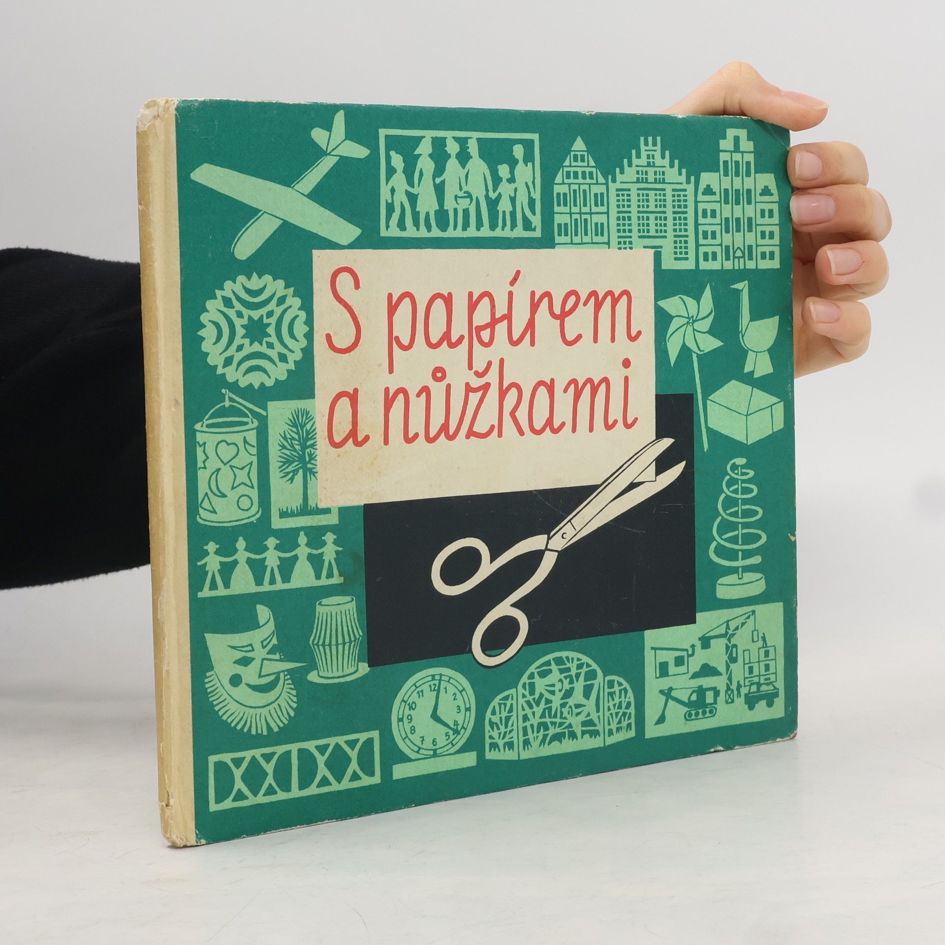 Helga Schönherr S papírem a nůžkami