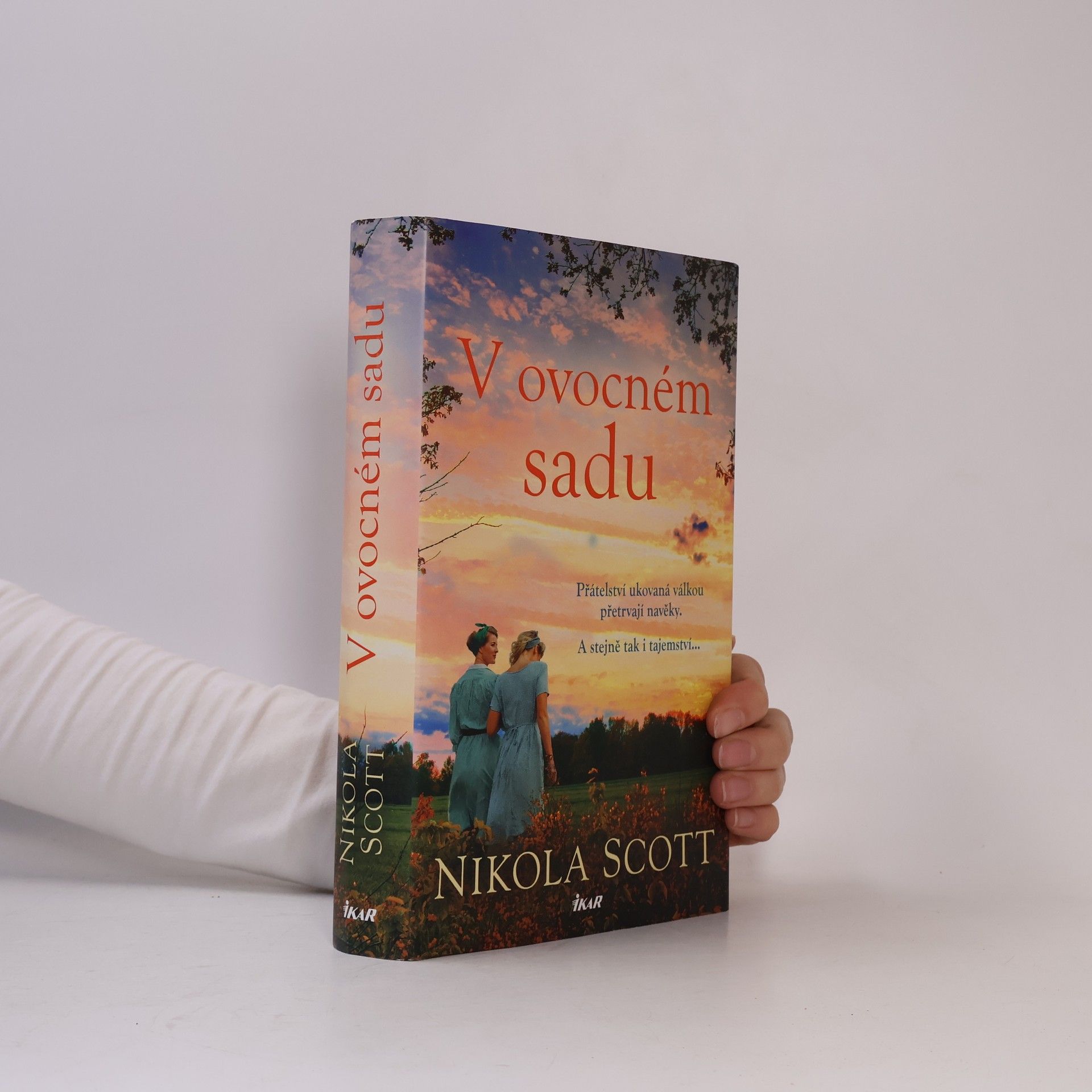 Nikola Scott V ovocném sadu