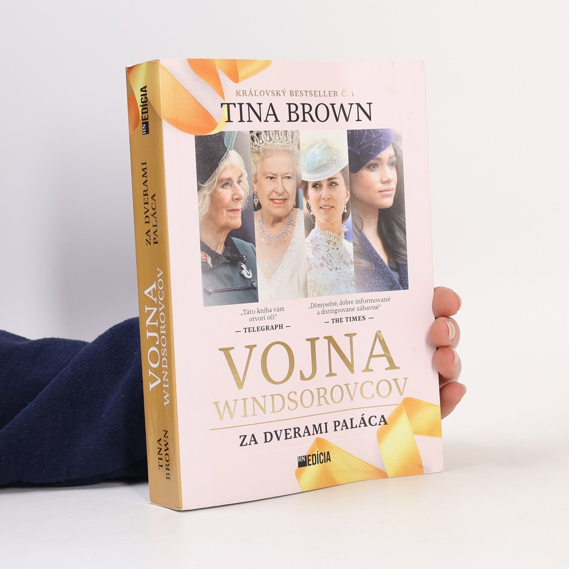 Tina Brown Vojna Windsorovcov za dverami paláca