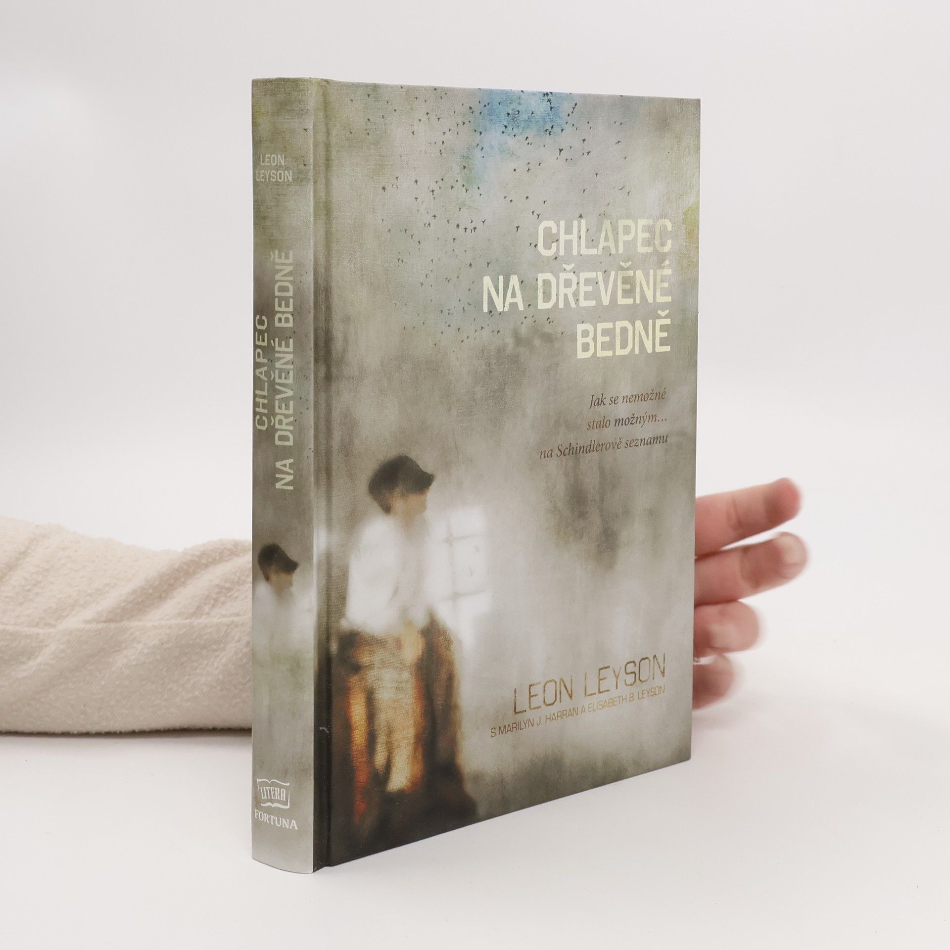 Leon Leyson Chlapec na dřevěné bedně