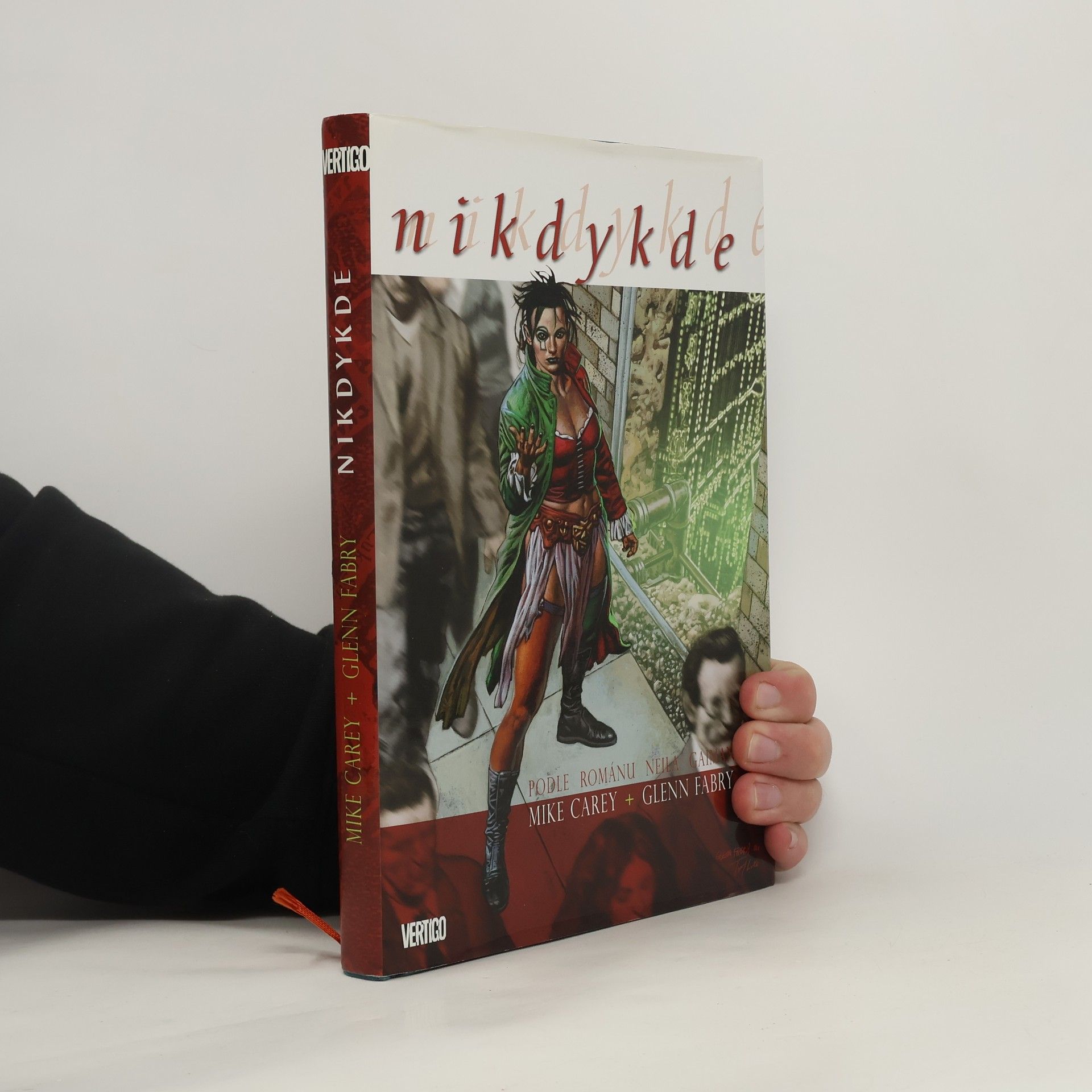 M. R. Carey Nikdykde