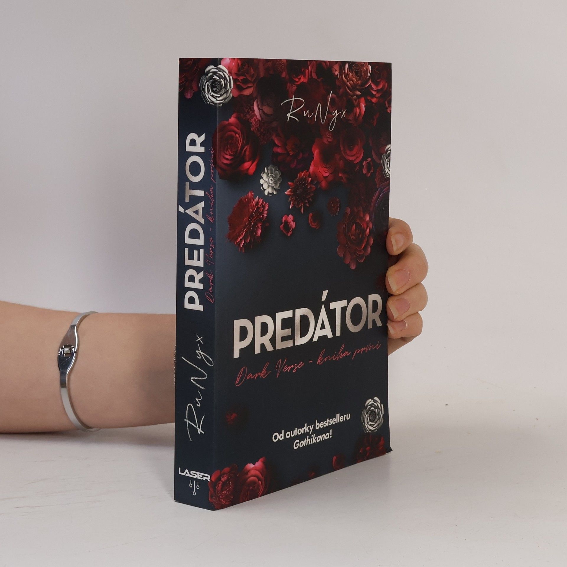 Dark Verse. Kniha první, Predátor