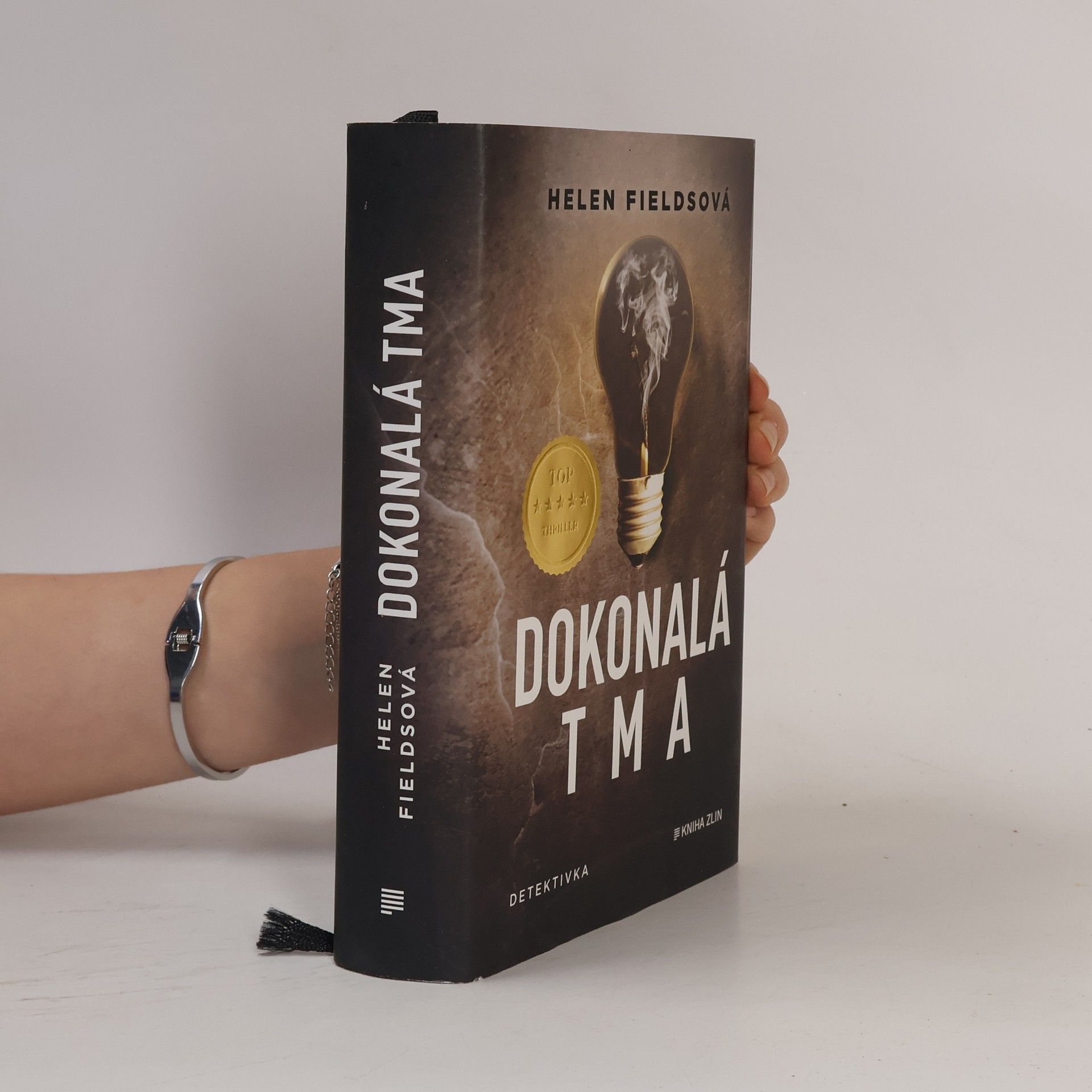 Helen Fields Dokonalá tma