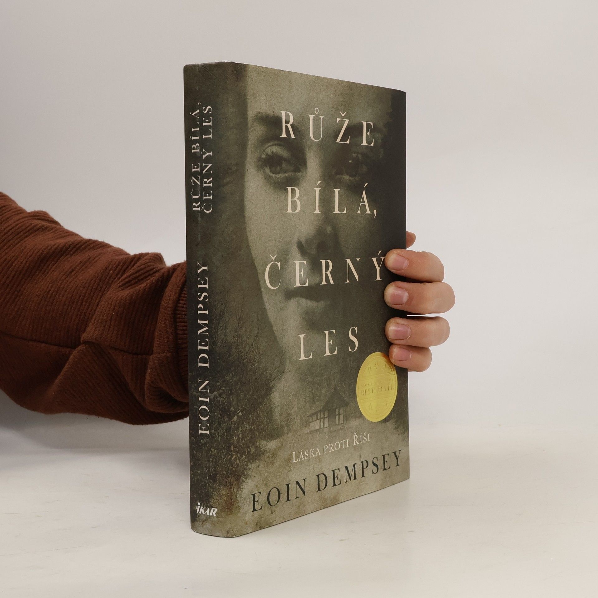 Eoin Dempsey Růže bílá, černý les