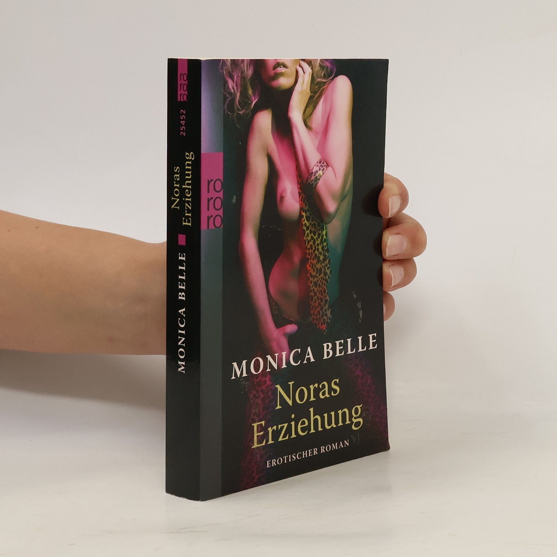Monica Belle Noras Erziehung