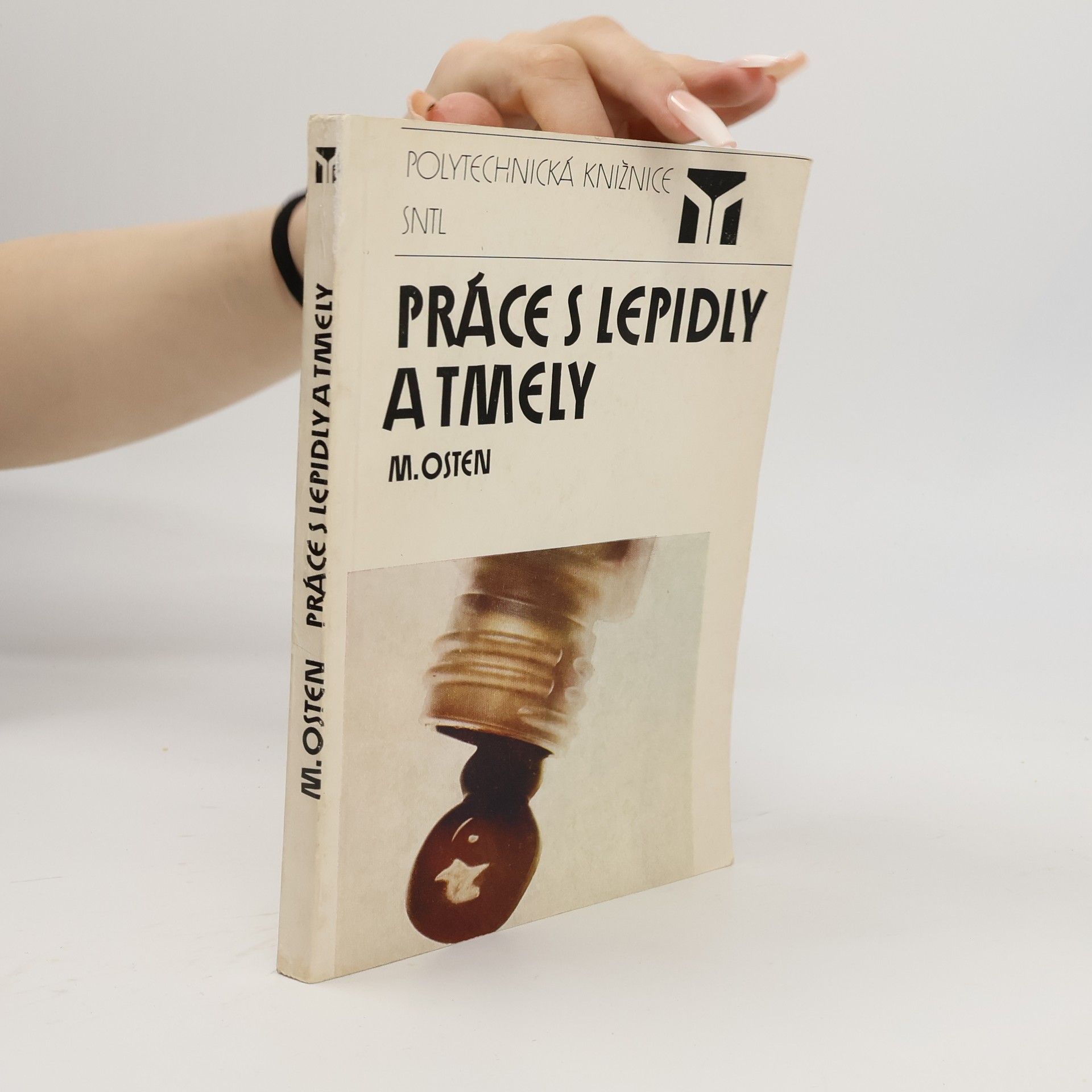 Práce s lepidly a tmely