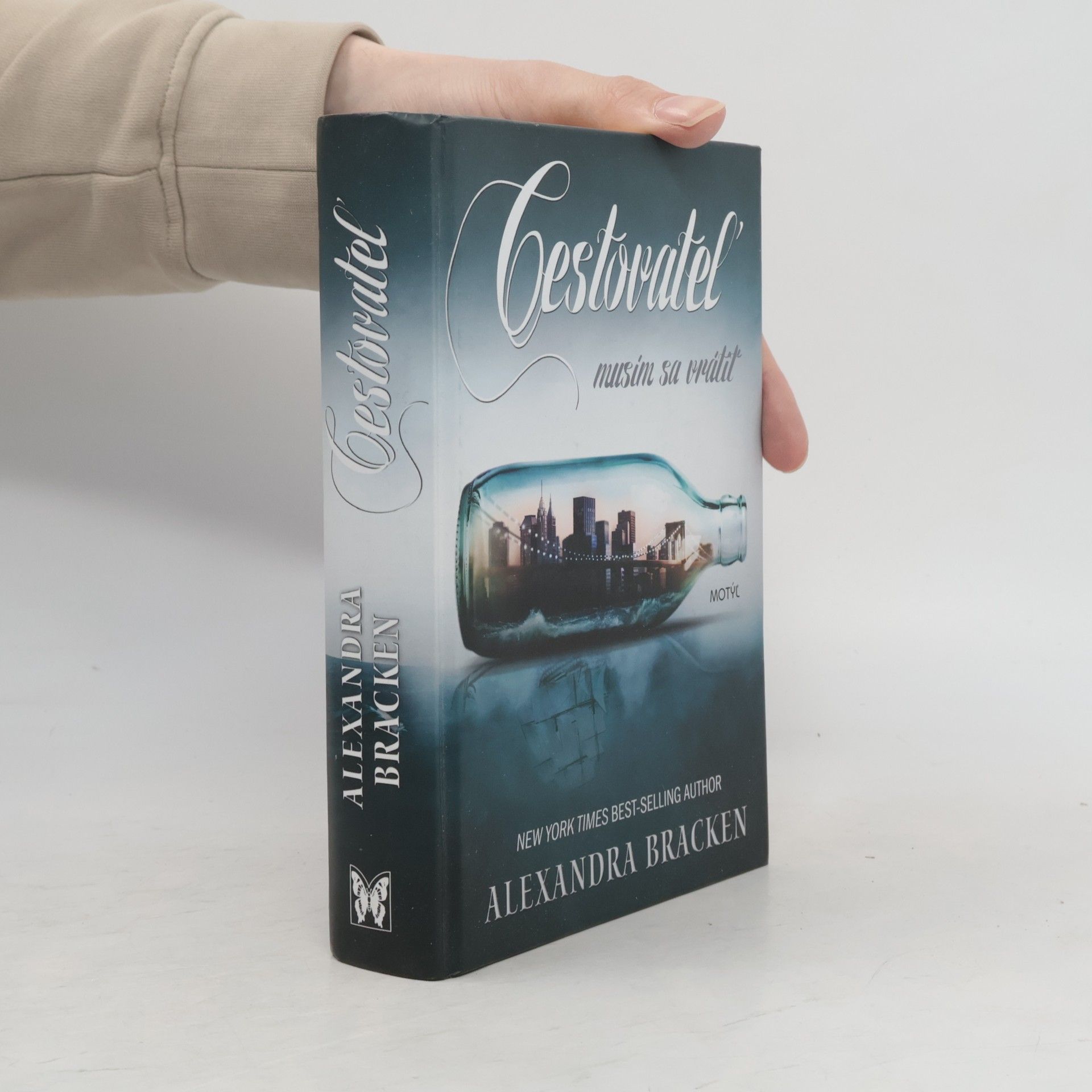 Alexandra Brackenová Cestovateľ