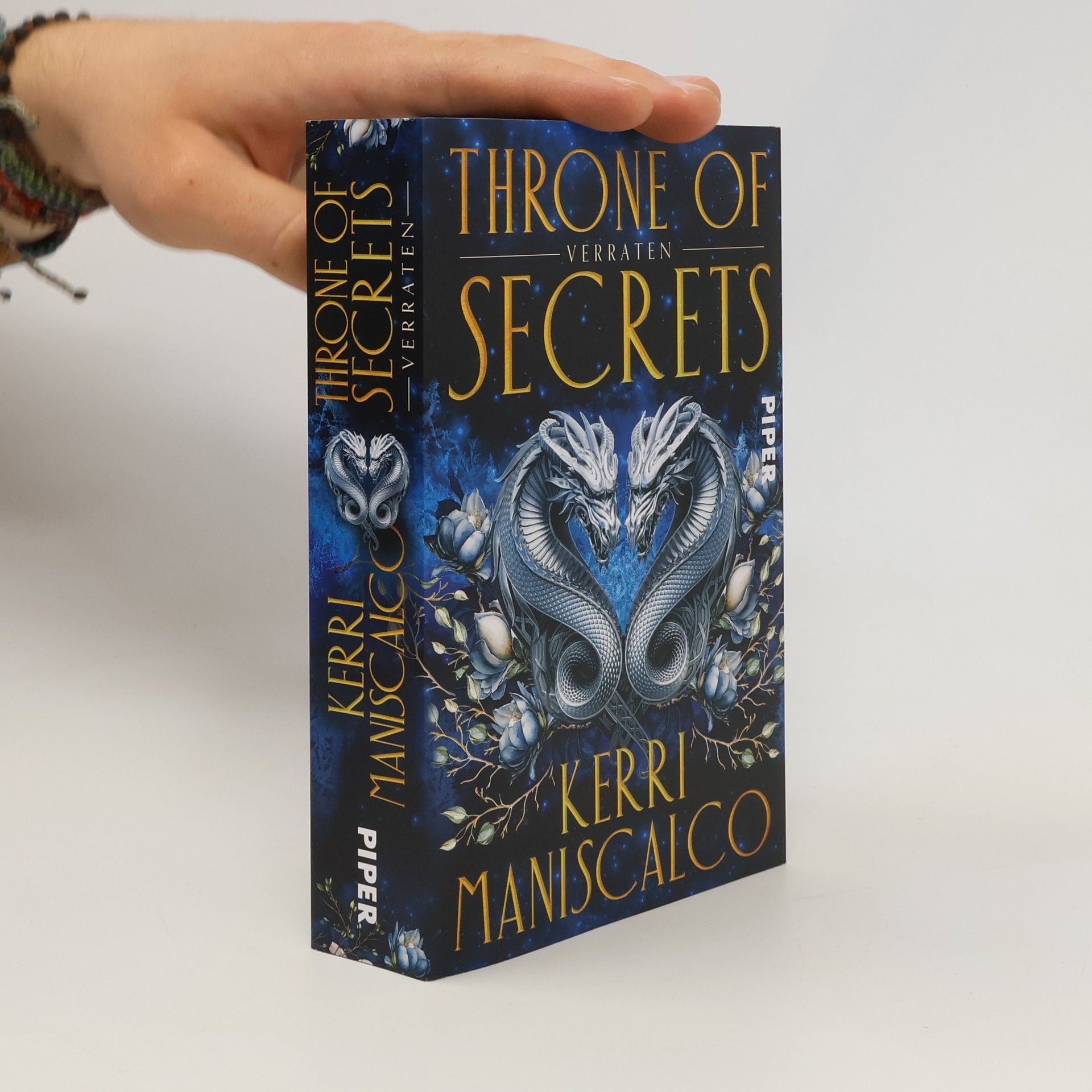 Throne of Secrets. Verraten