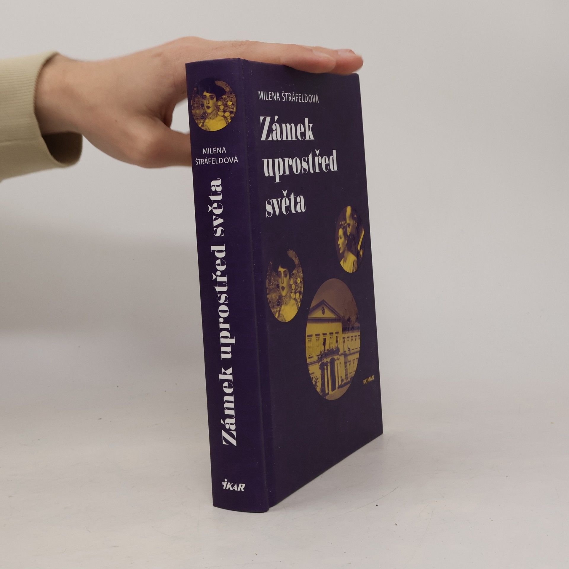 Zámek uprostřed světa