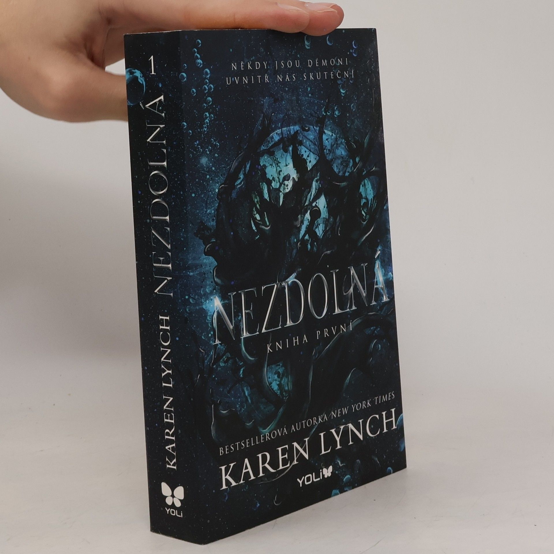 Karen Lynch Nezdolná. Kniha první
