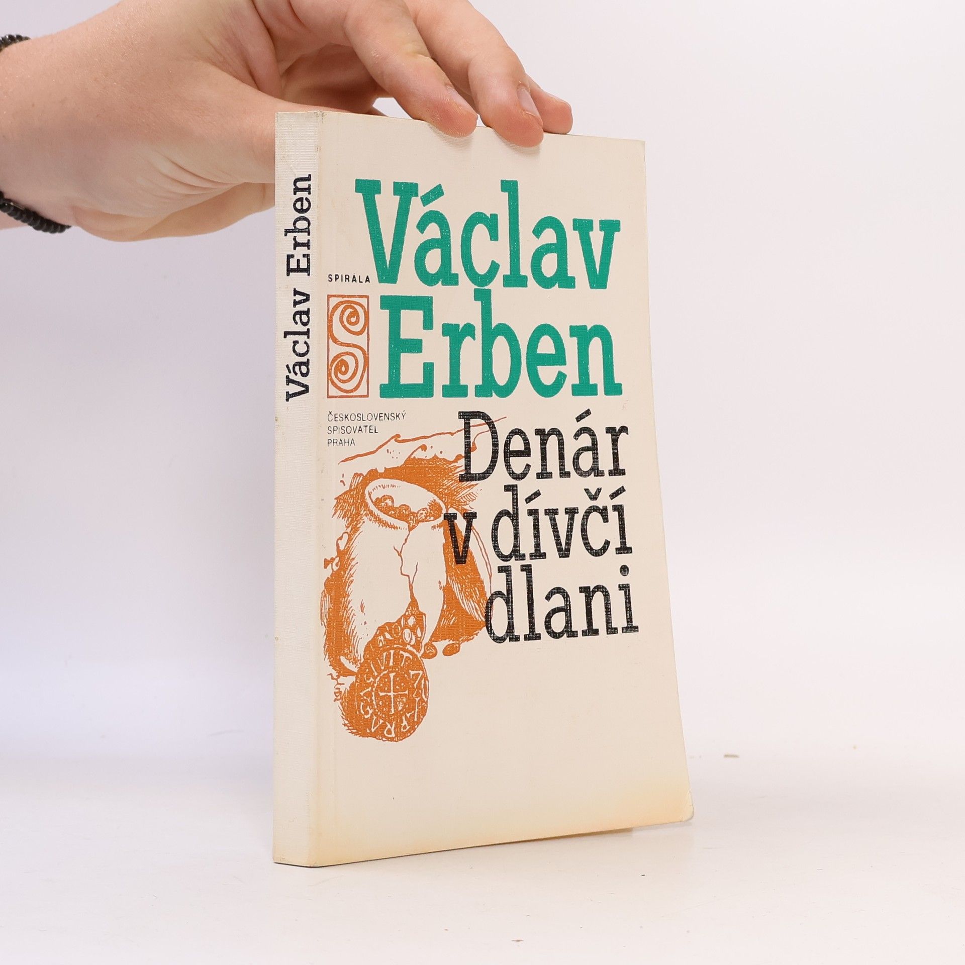 Denár v dívčí dlani