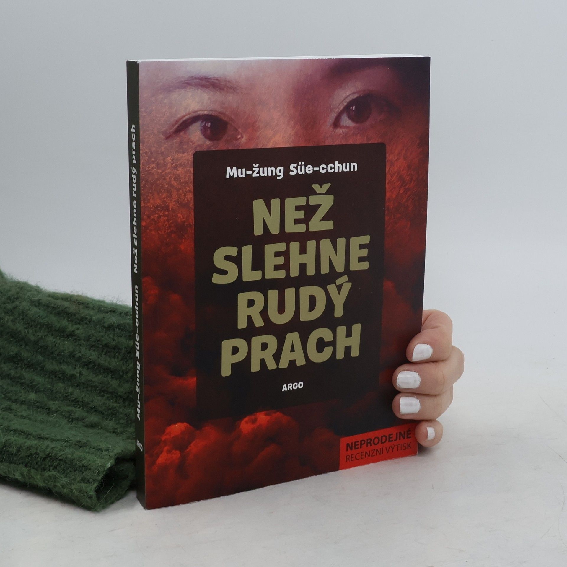 Xuecun Murong Než slehne rudý prach